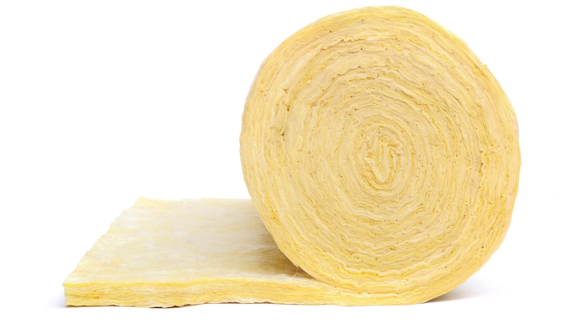 A yellow roll of insulation sits on a white backdrop. 一卷黄色的绝缘材料放在白色的背景上。