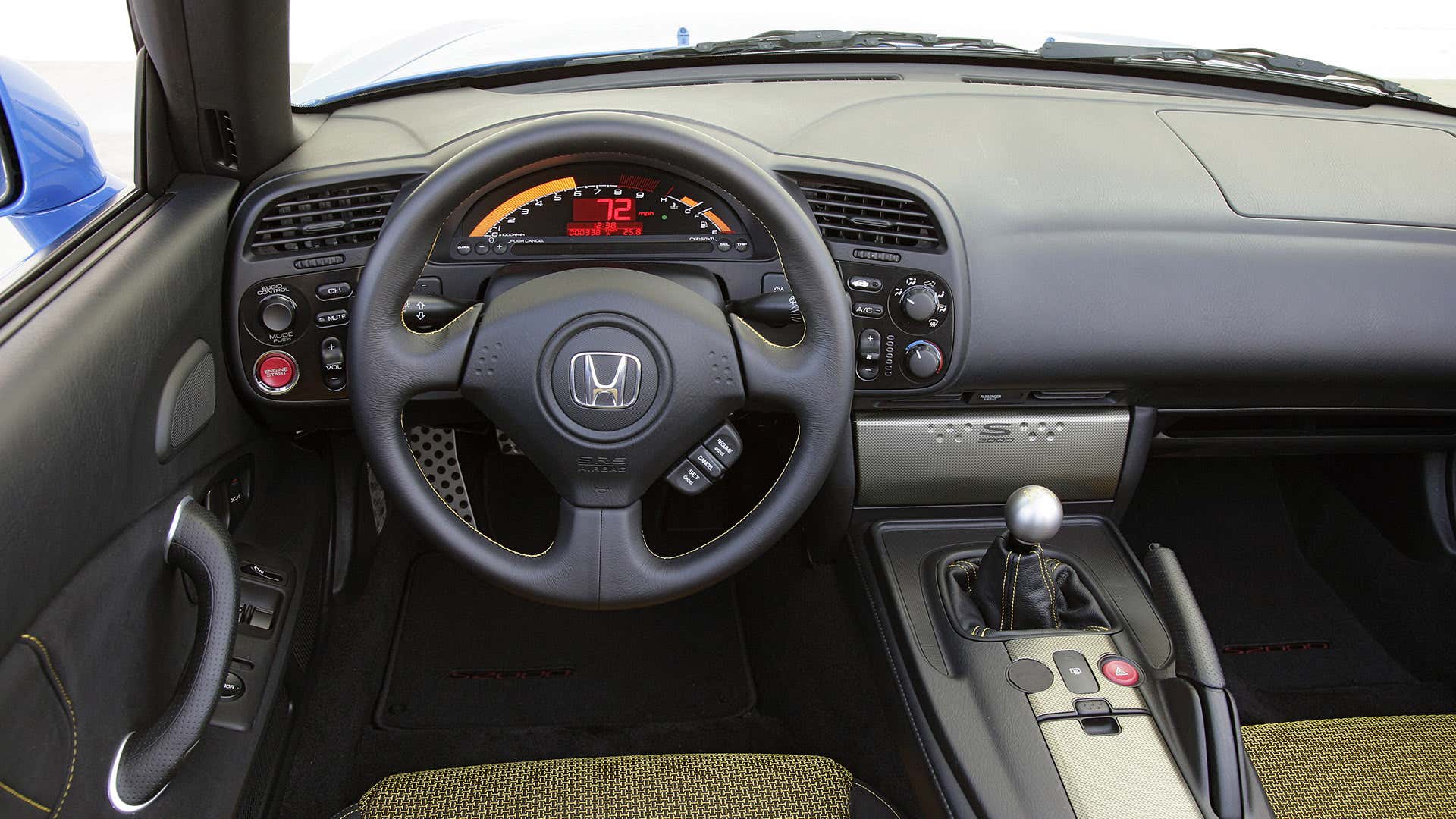 The black interior of the Honda S2000 CR Prototype features a manual transmission. 本田S2000 CR原型车的黑色内饰采用手动变速器。