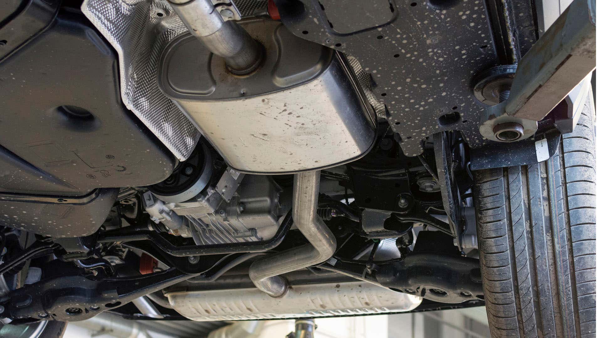 A clean underside of a vehicle. 汽车干净的底面
