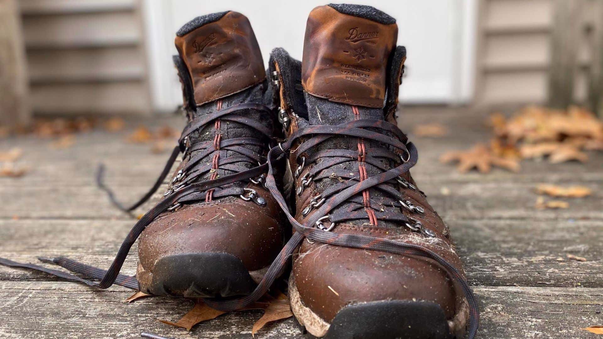 The author's own Danner Mountain 600 boots. 作者自己的丹纳山600双靴子。