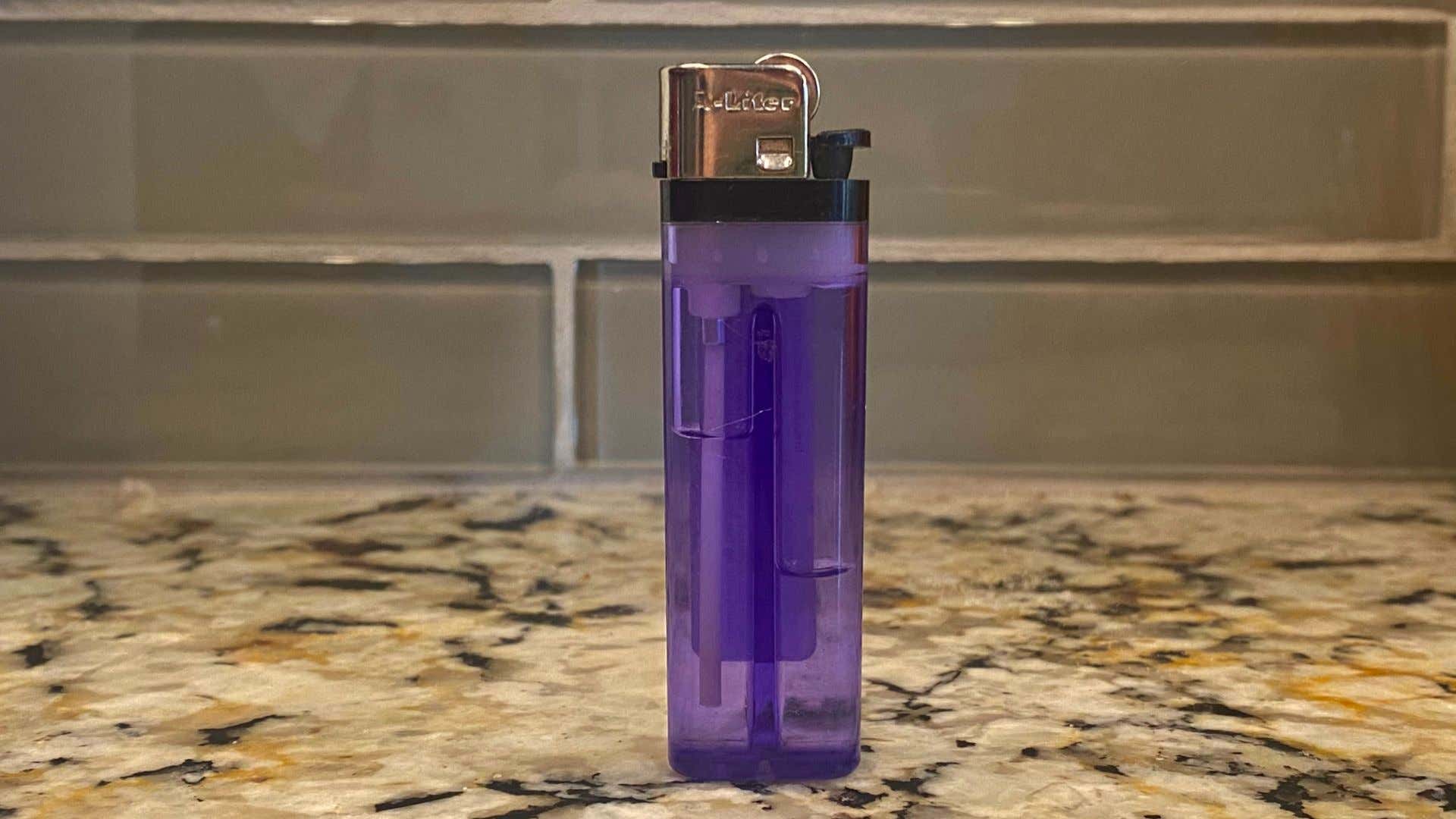 A simple lighter. 一个简单的轻。