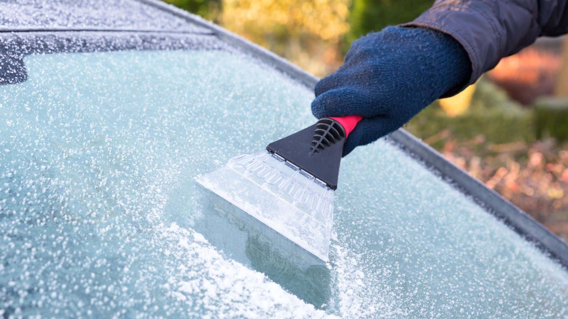 An ice scraper doing it's thing. 一辆冰刮刀做到这一点。