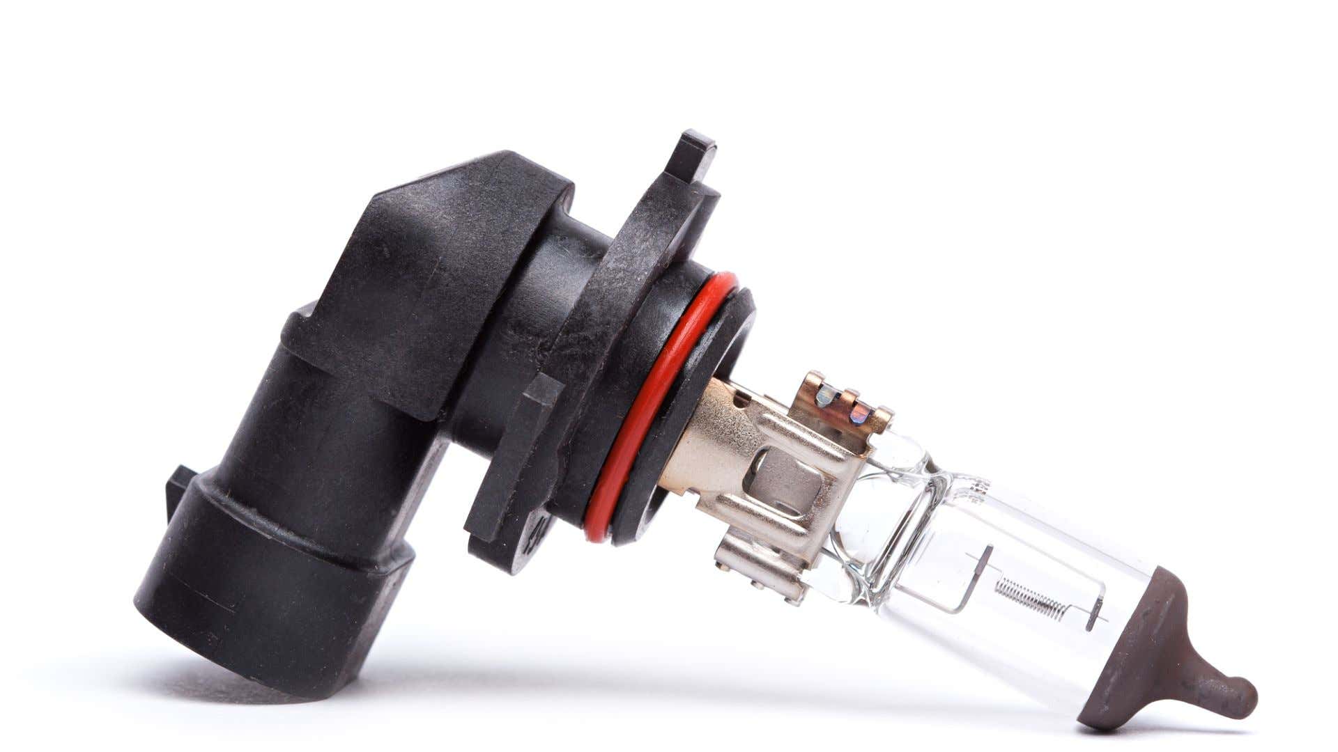 A replacement headlight bulb. 更换前照灯灯泡。