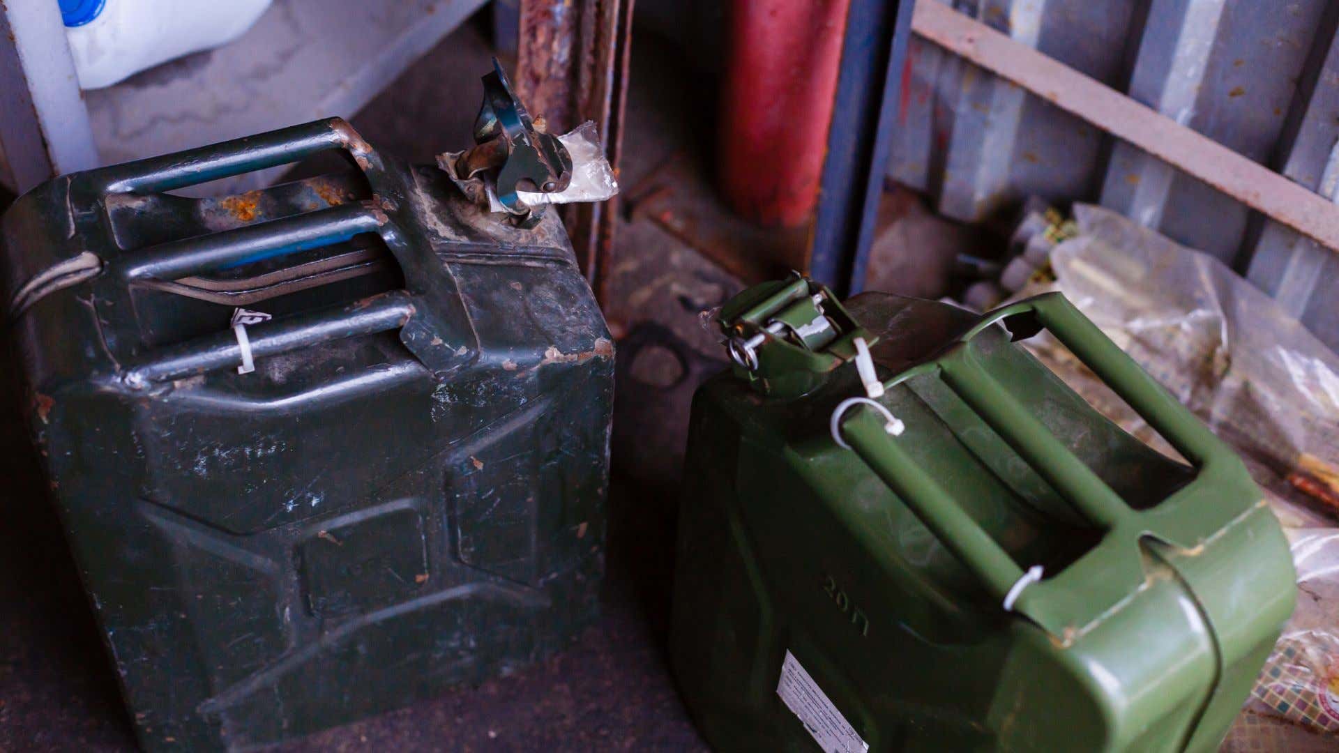 An old gas can and a new one. 一个旧的汽油罐,一个新的。