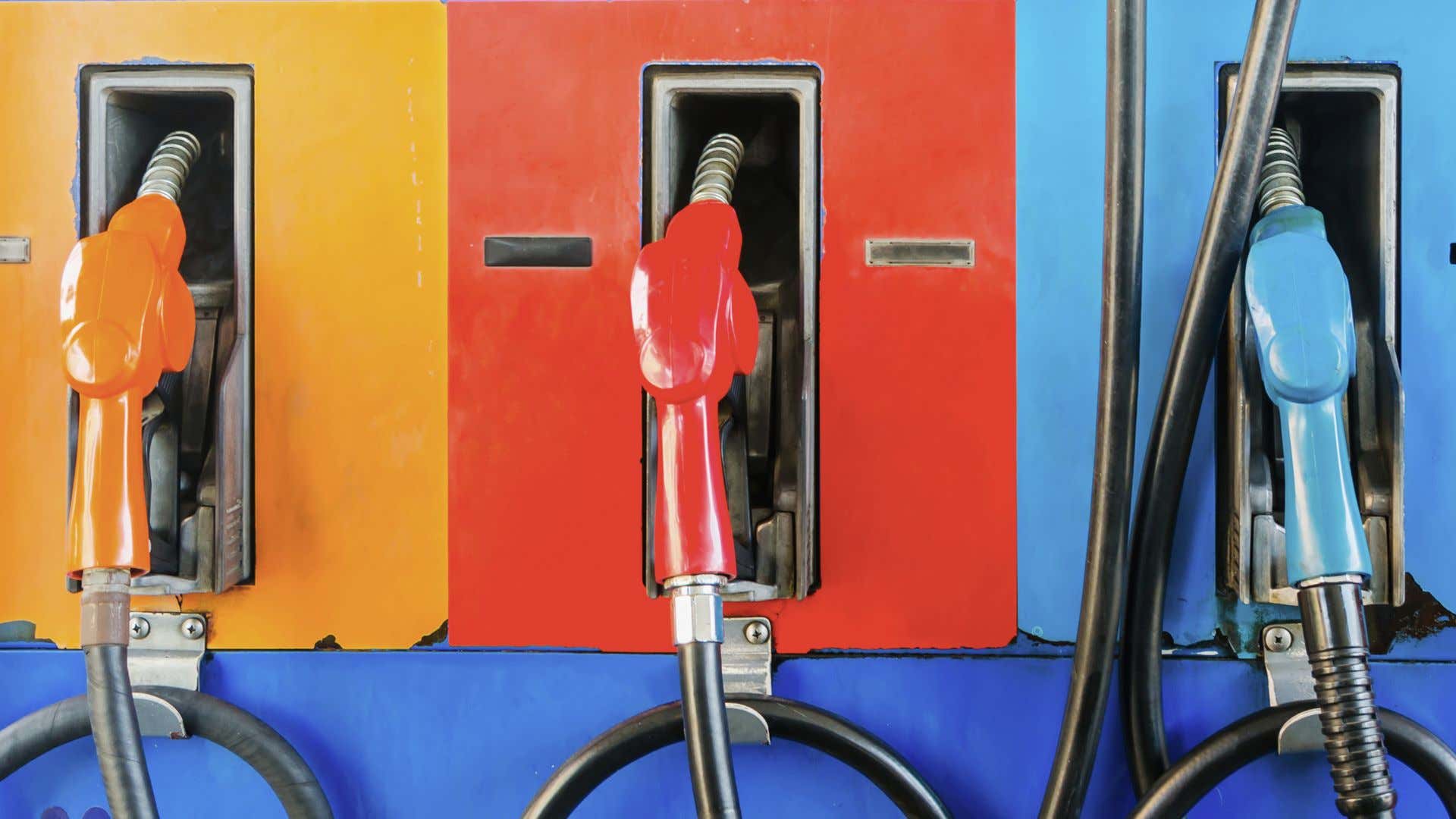 Multicolored gas station. 五彩缤纷的加油站。