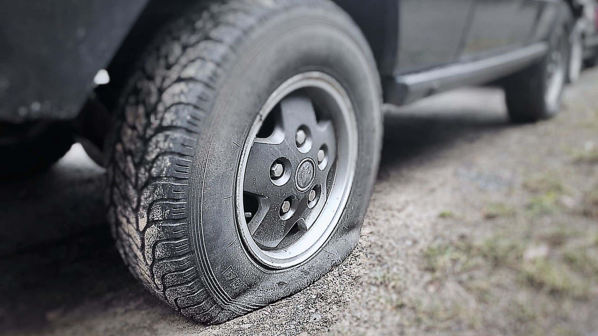 A flat tire in the middle of nowhere. 在偏僻的地方爆胎了。