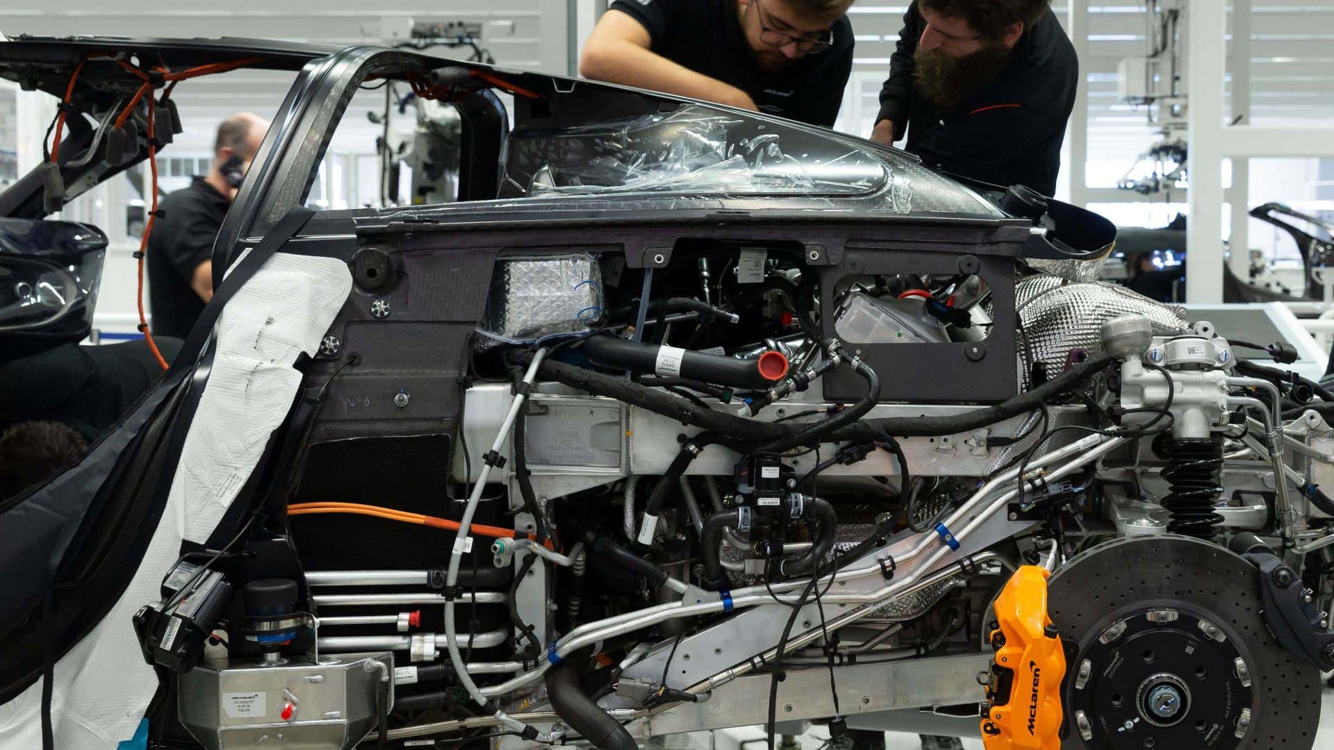 The hybrid McLaren Speedtail being assembled. 迈凯轮混合动力车正在组装中。