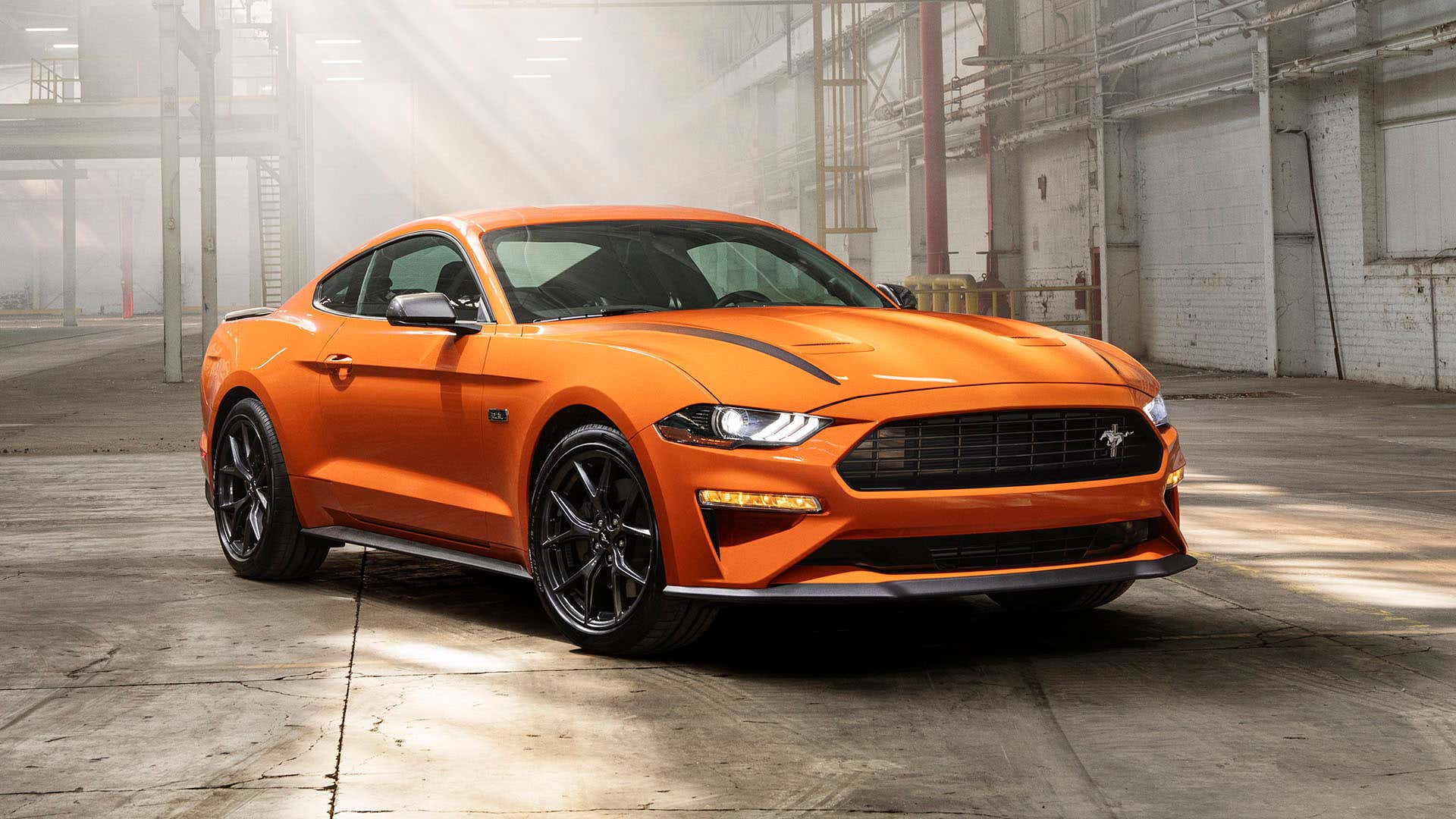An orange EcoBoost Ford Mustang HPP in a warehouse. 仓库里有辆橙色EcoBoost福特野马HPP。