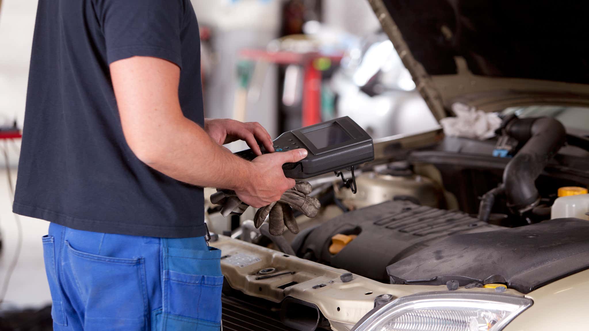 Your car may kick out a few error codes when the transmission has problems. 当传输存在问题时,您的车可能会踢几个错误代码。