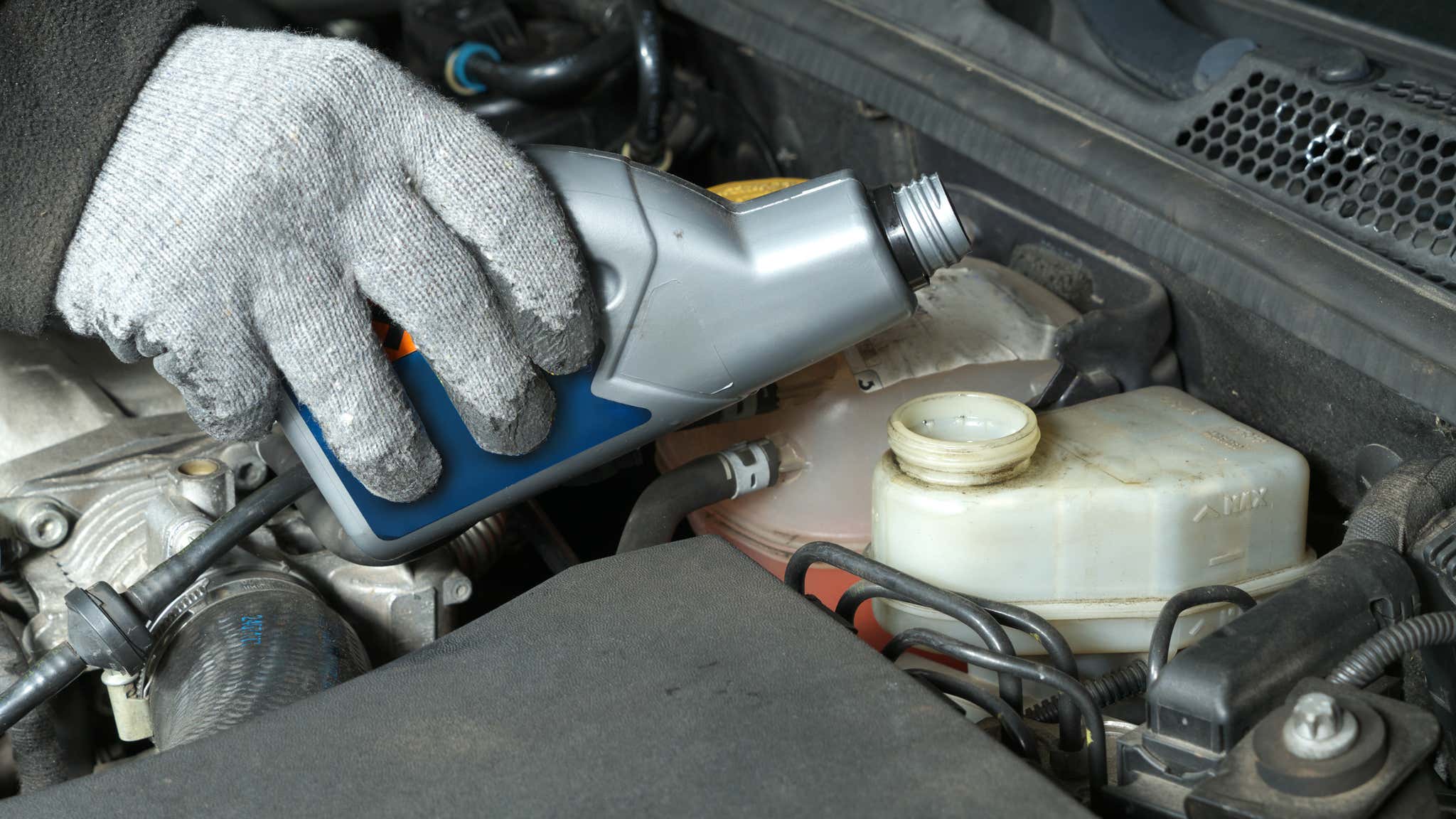 Brake fluid is cheap and readily available. 制动液是便宜和容易得到的。
