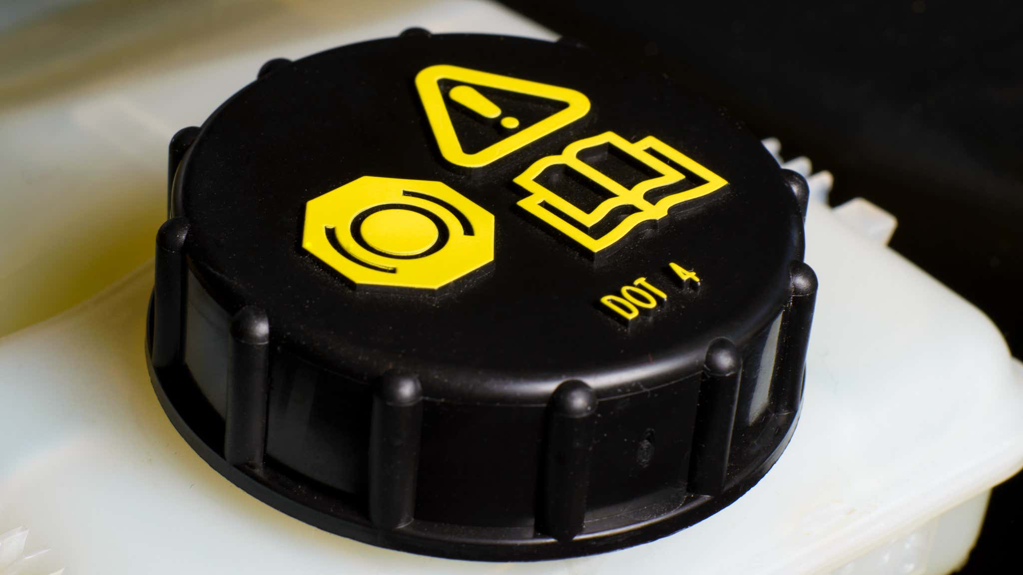 Brake fluid reservoirs are usually clearly labeled. 制动液储液器通常有清楚的标记。