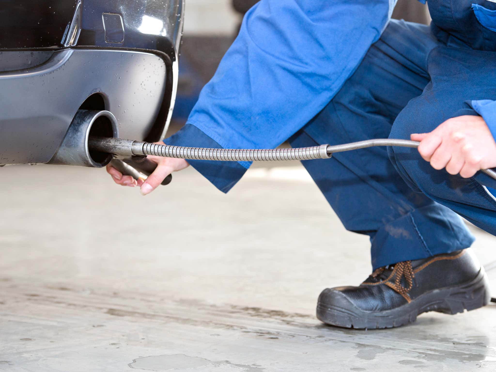 A mechanic can help diagnose the issue. 机制可以帮助诊断问题。