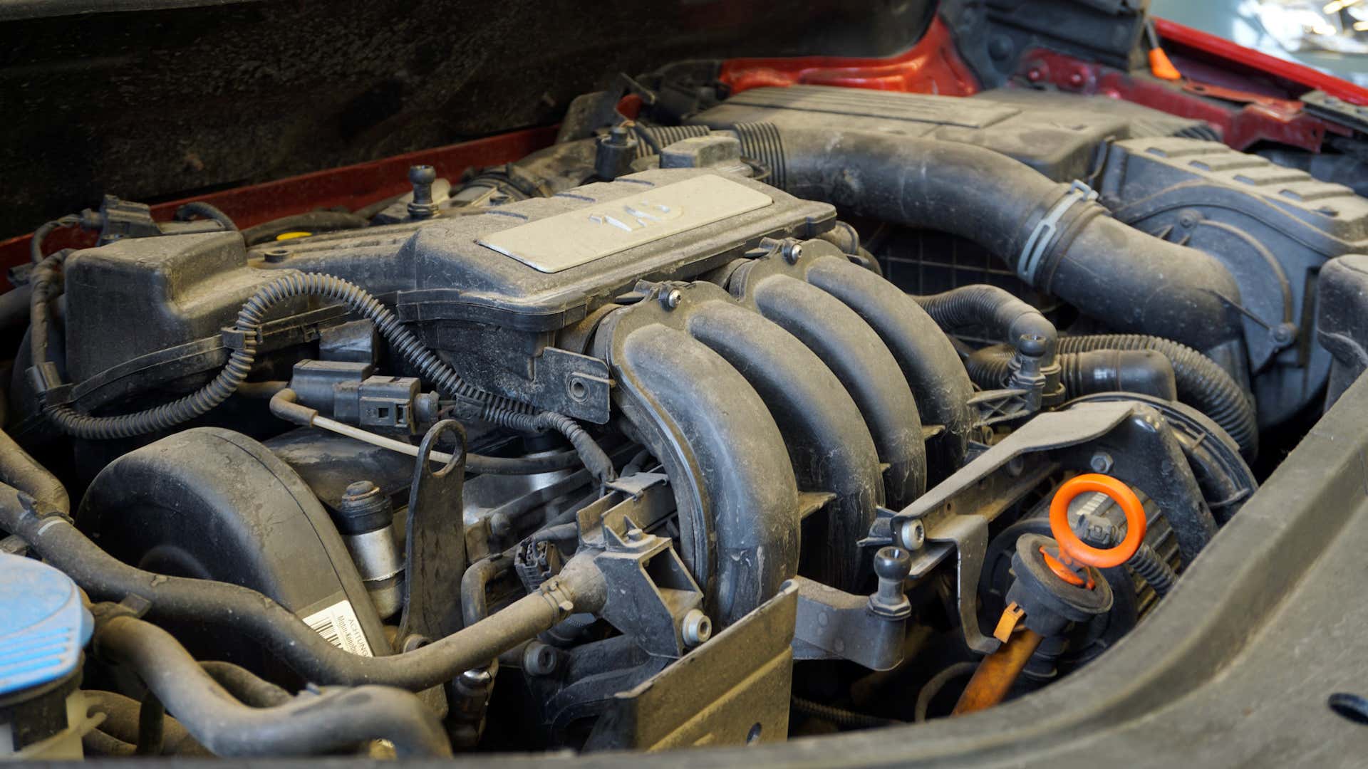 Intake manifold work is best left to the pros. 进气歧管的工作最好留给专业人士。