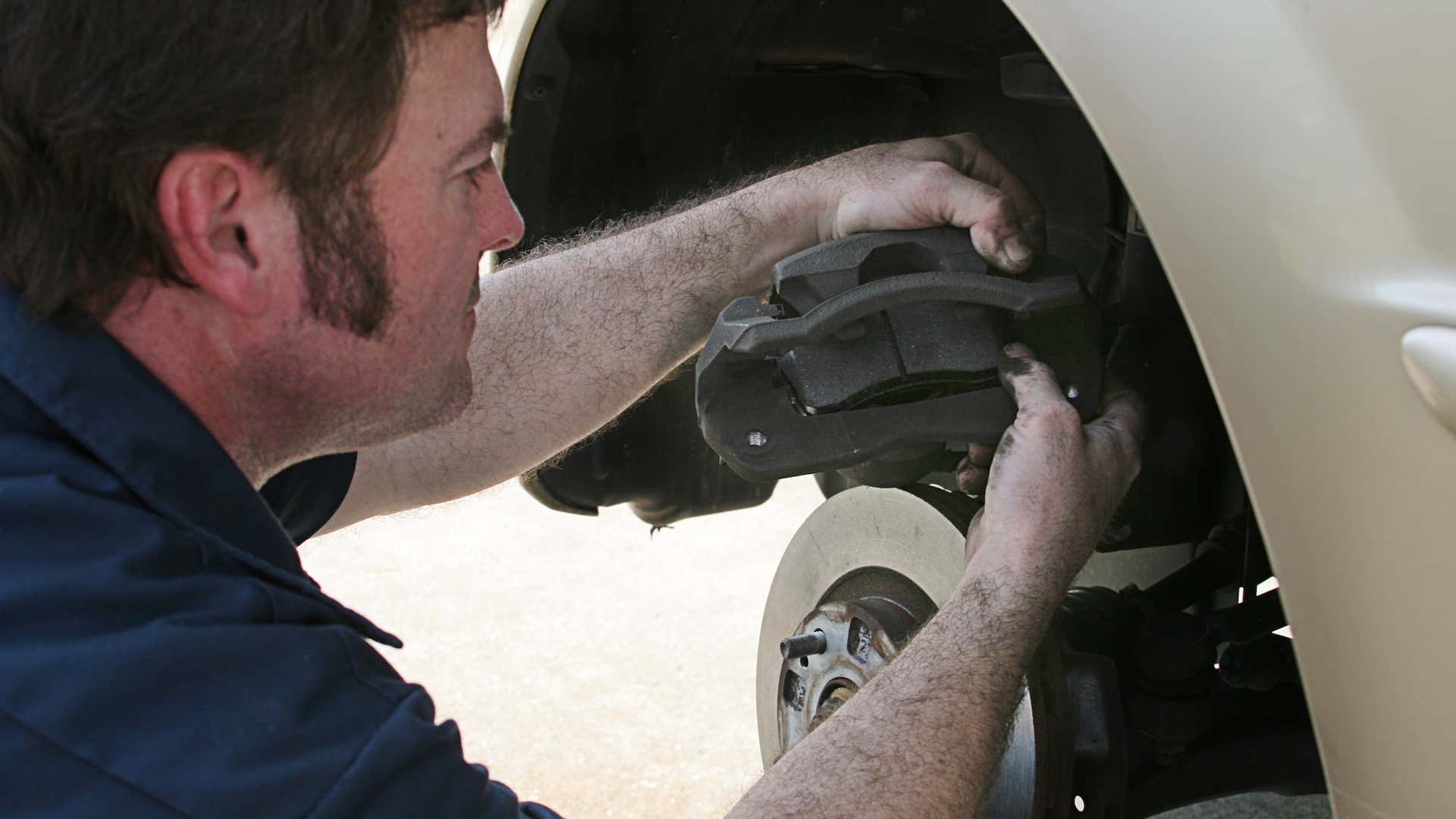 You don't need to be a pro to fix your brakes. 您不需要成为修复刹车的专业人士。