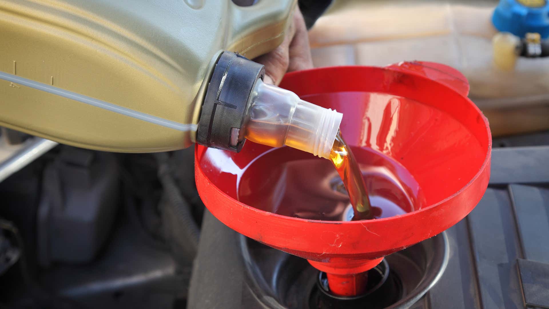 Keep an eye on your car's oil. 关注你的汽车的油。