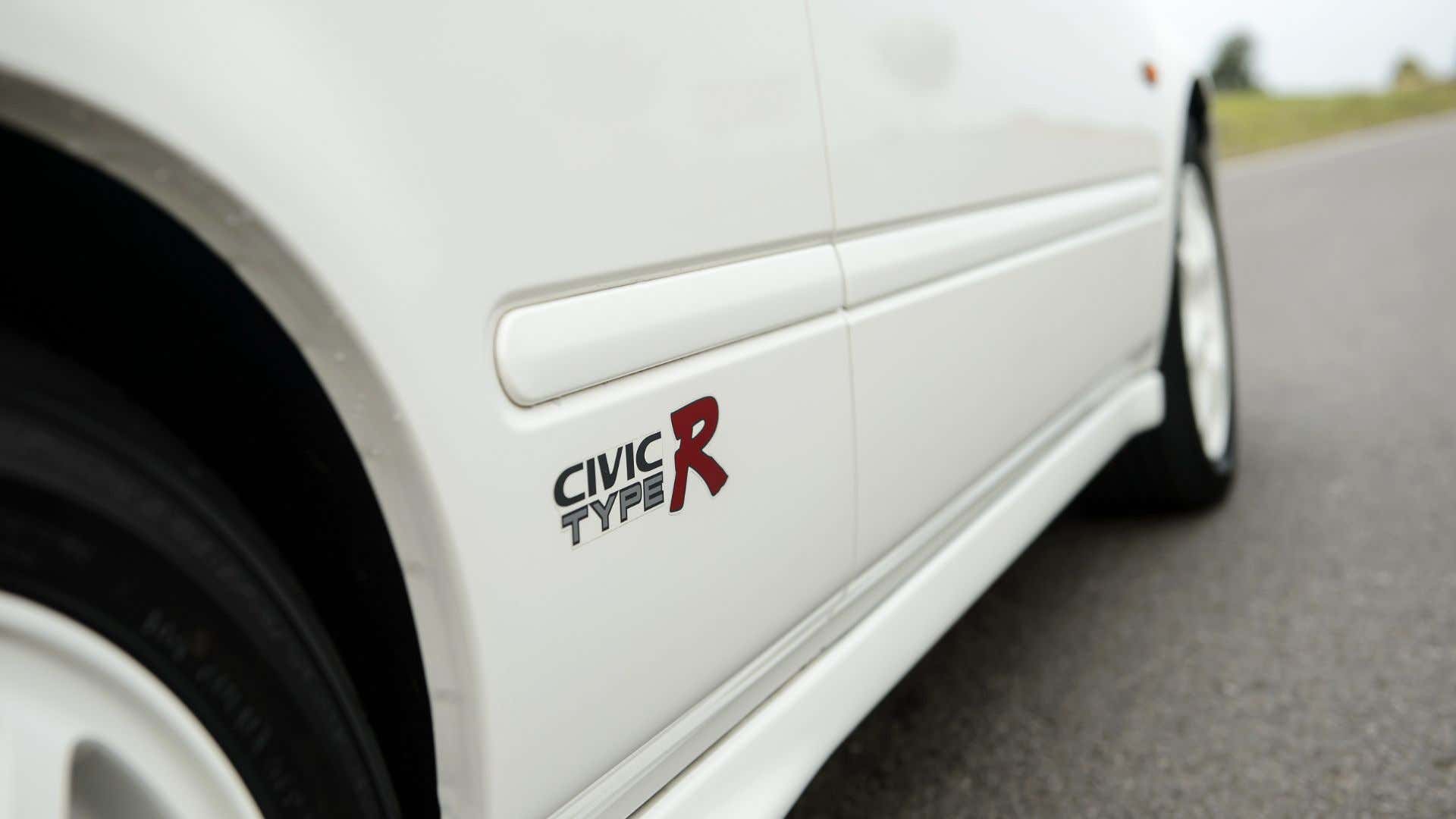 A Civic Type R logo. 一个Civic Type R标志。