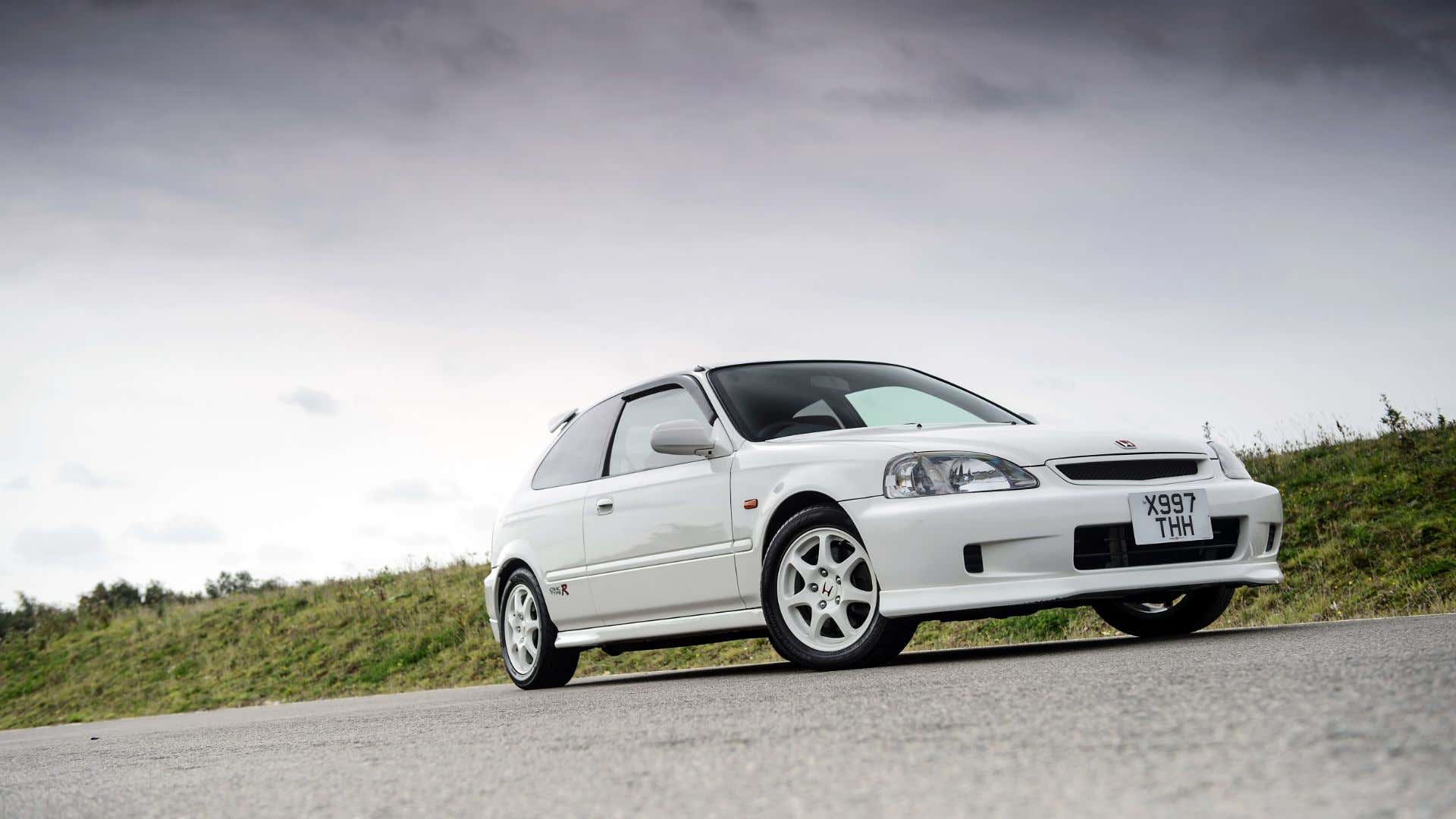An EK9 Civic Type R. 一辆EK9 Civic R型车。
