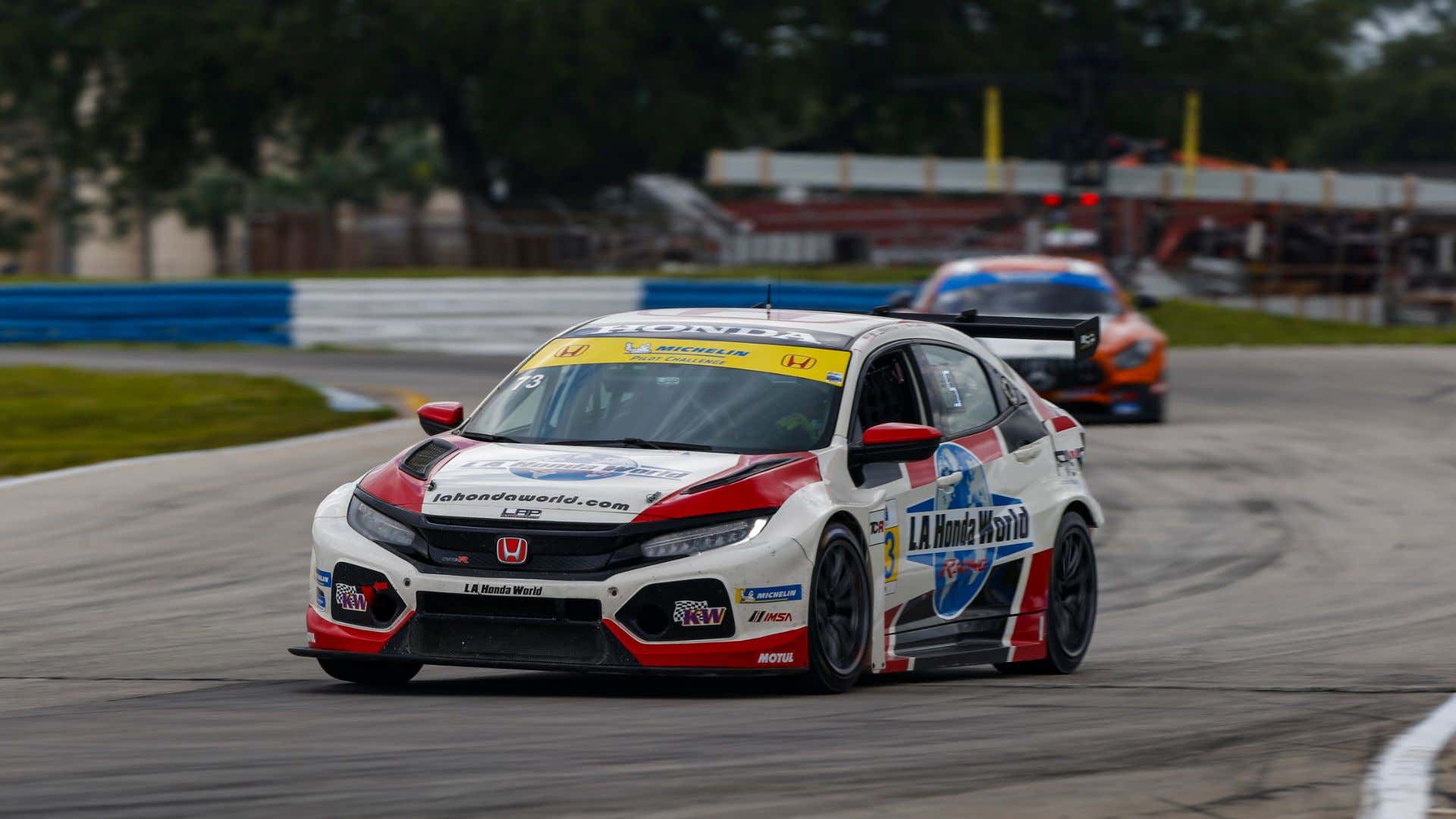 Honda's TCR racer. 本田的TCR赛车手。