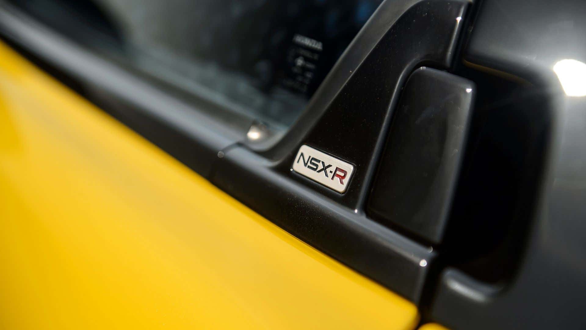 An NSX-R badge. 一个NSX-R徽章。