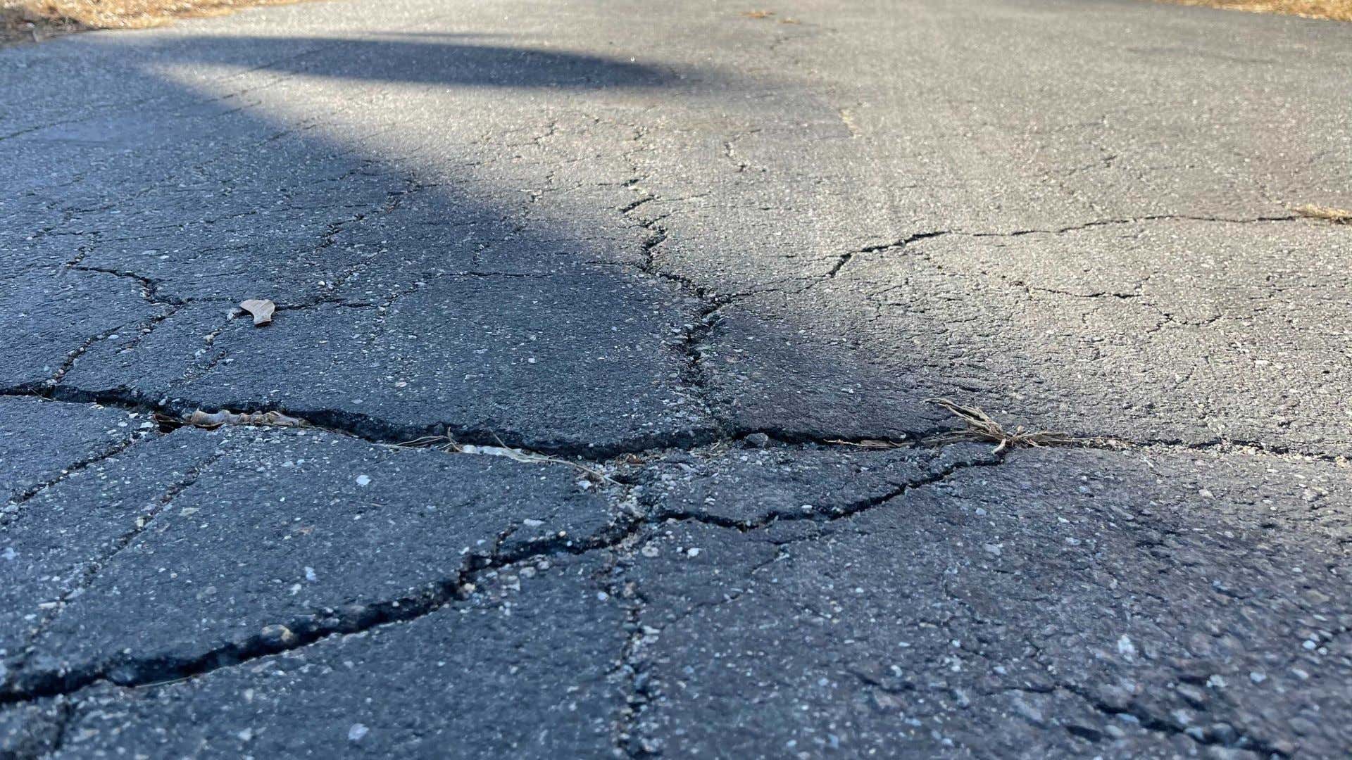 Cracked concrete. 裂缝的混凝土。