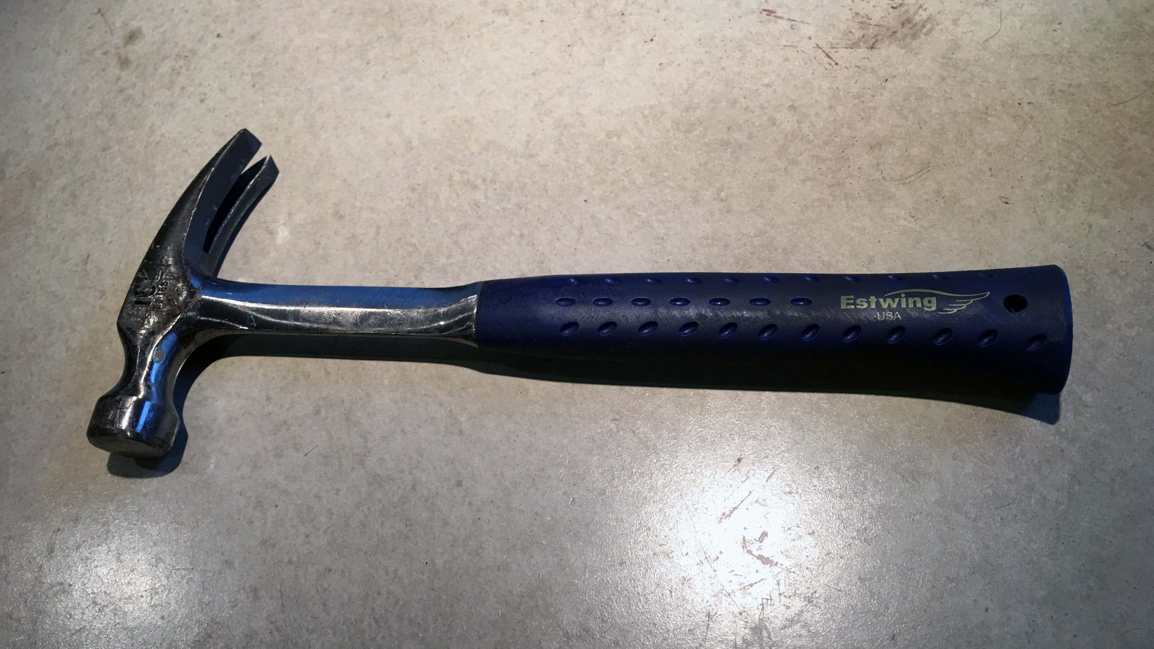 An Estwing hammer. 一个Estwing锤。