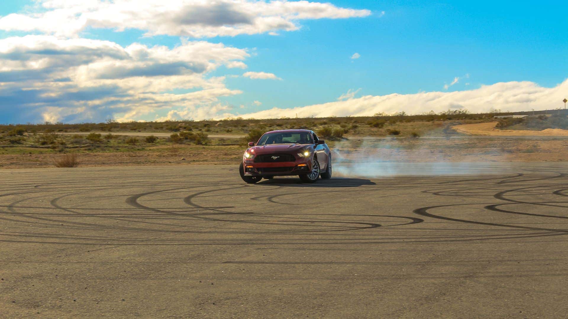 Both traction control AND stability control are off here. 牵引力控制和稳定性控制都在这里关闭。