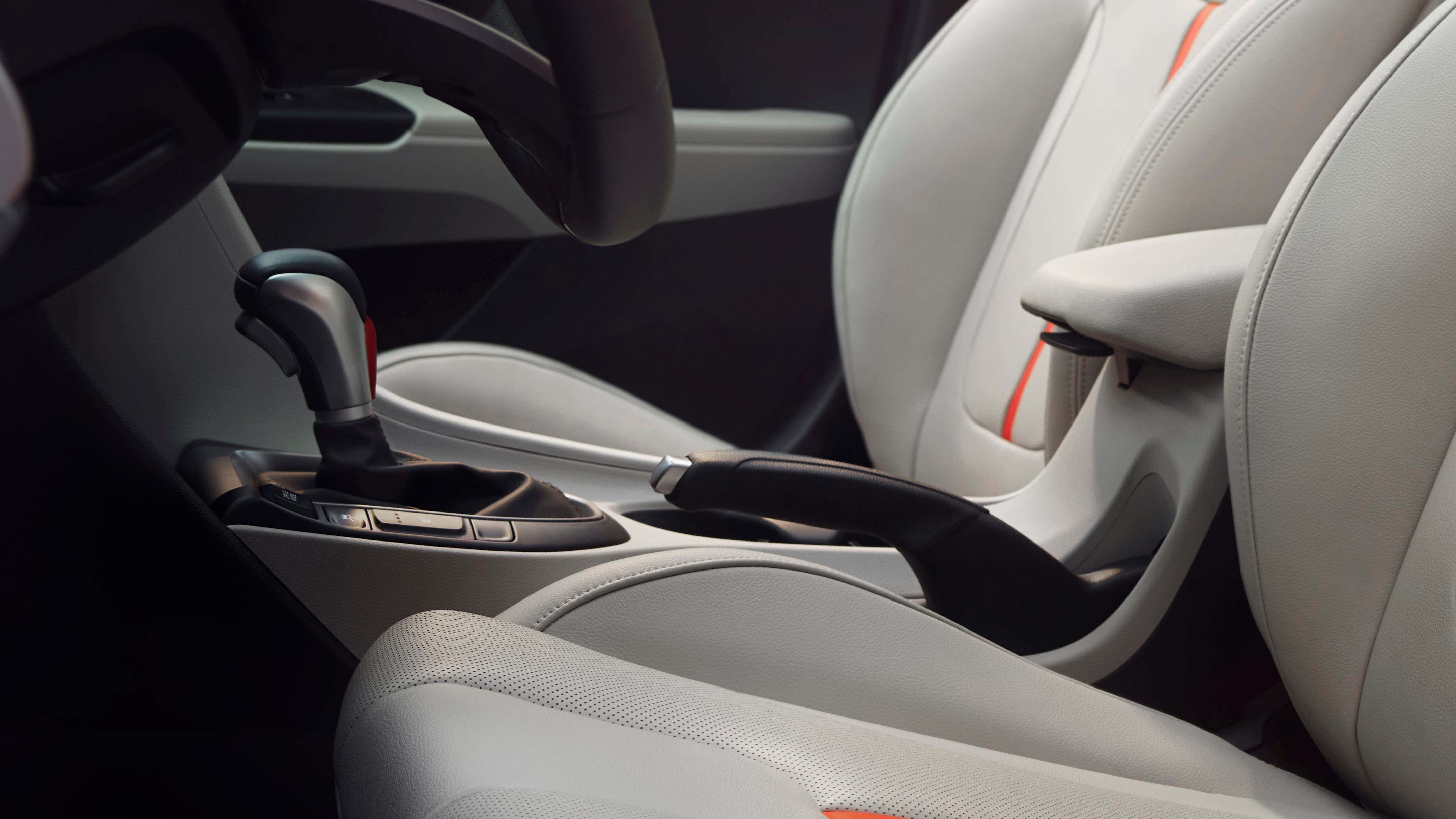 A mechanical parking brake in a light car interior. 轻型汽车内部的机械驻车制动器。