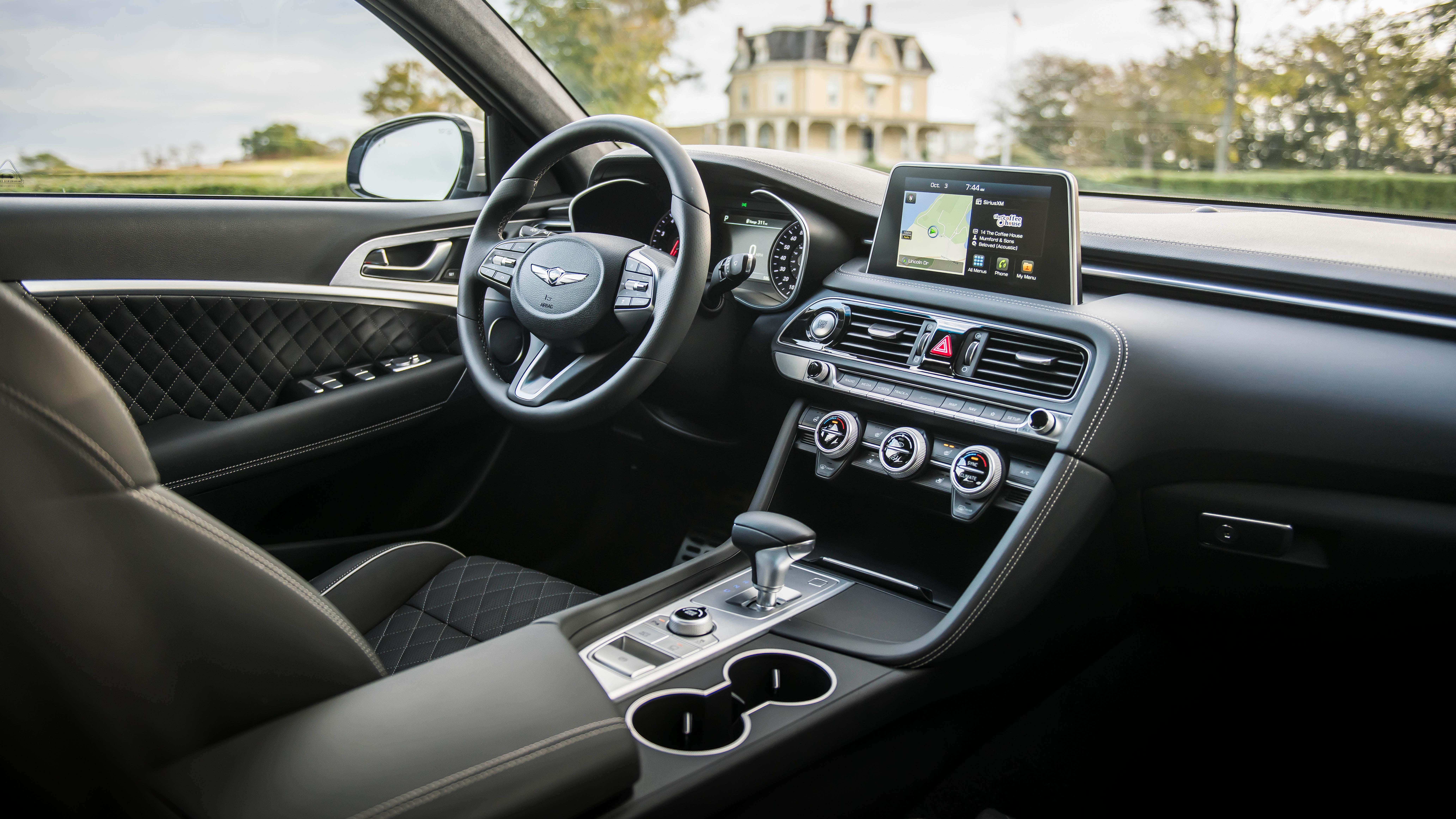 A quilted interior of a Genesis G70. 捷恩斯G70的绗缝内部。