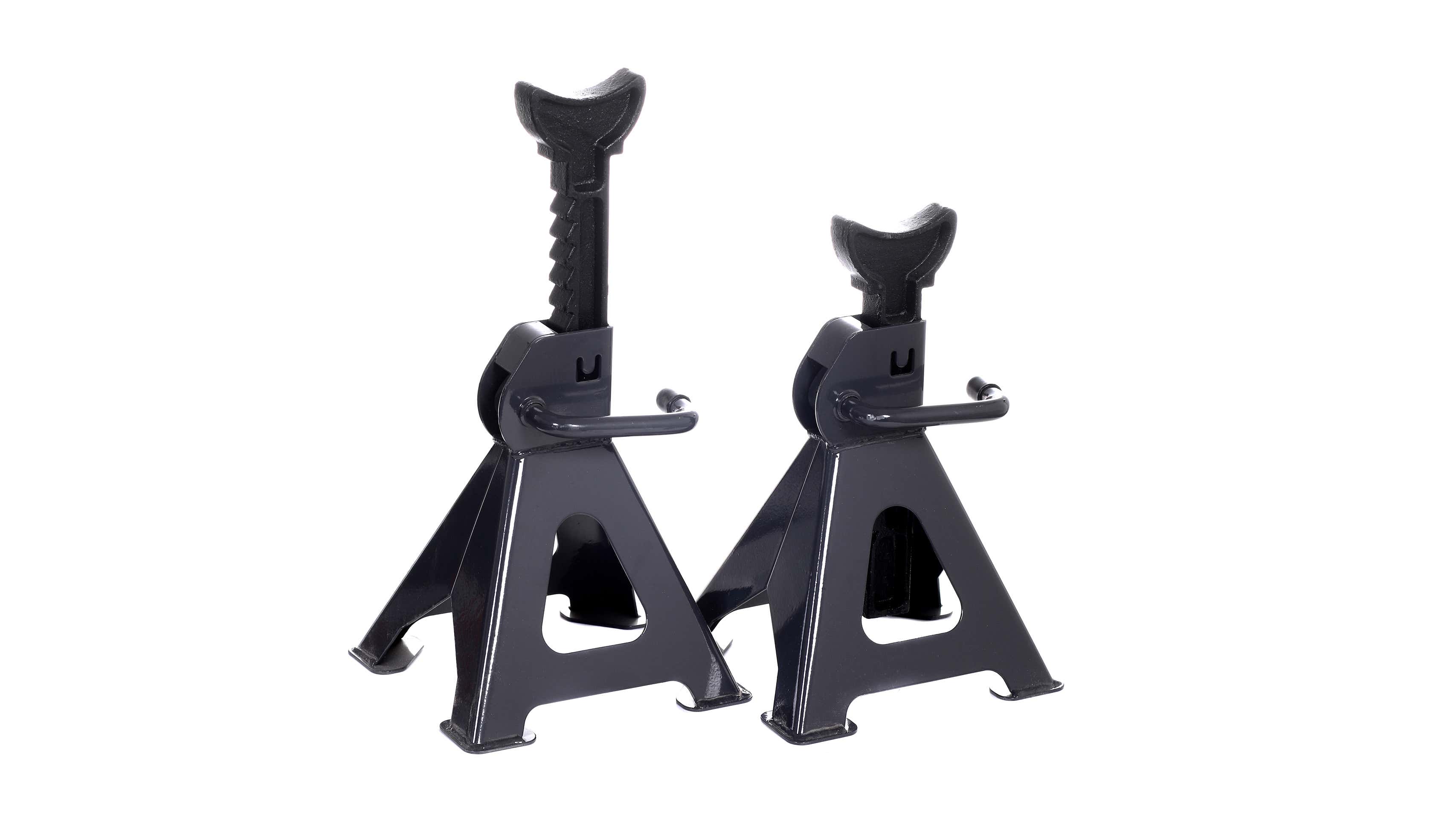 Two black jack stands on a white backdrop. 两个黑杰克站在白色背景上。