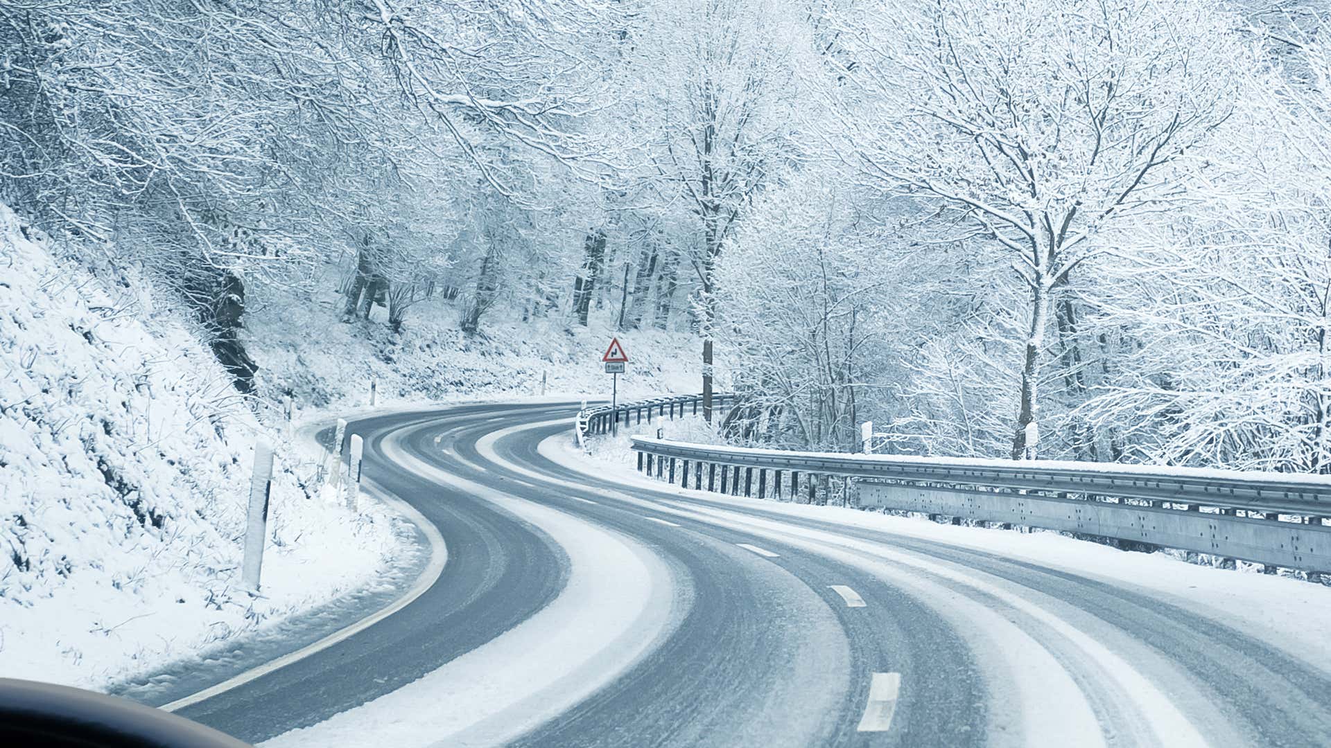 Chains are cheaper than winter tires and work better in many cases. 链条比冬季轮胎便宜,而且在很多情况下效果更好。