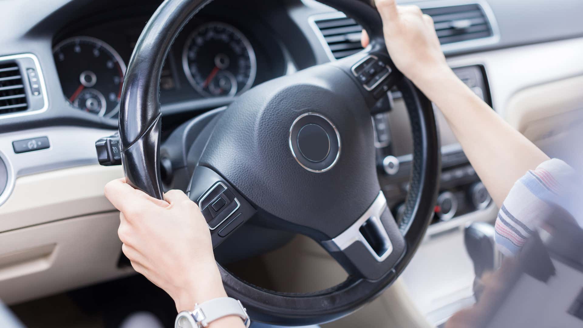 You can drive without power steering, but it's not recommended. 你可以在没有动力转向的情况下驾驶,但不推荐。