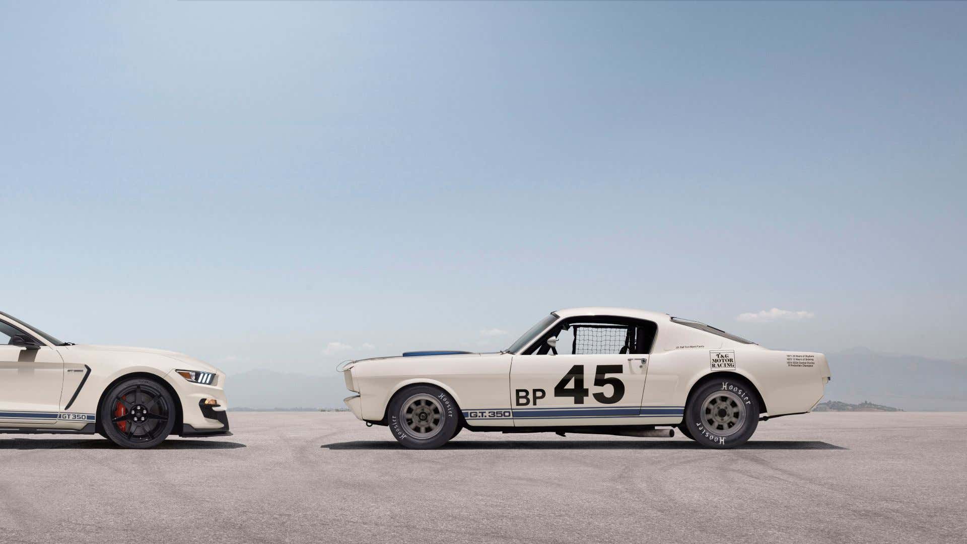 An original GT350 staring at a new GT350. 原版GT350与新款GT350对视。