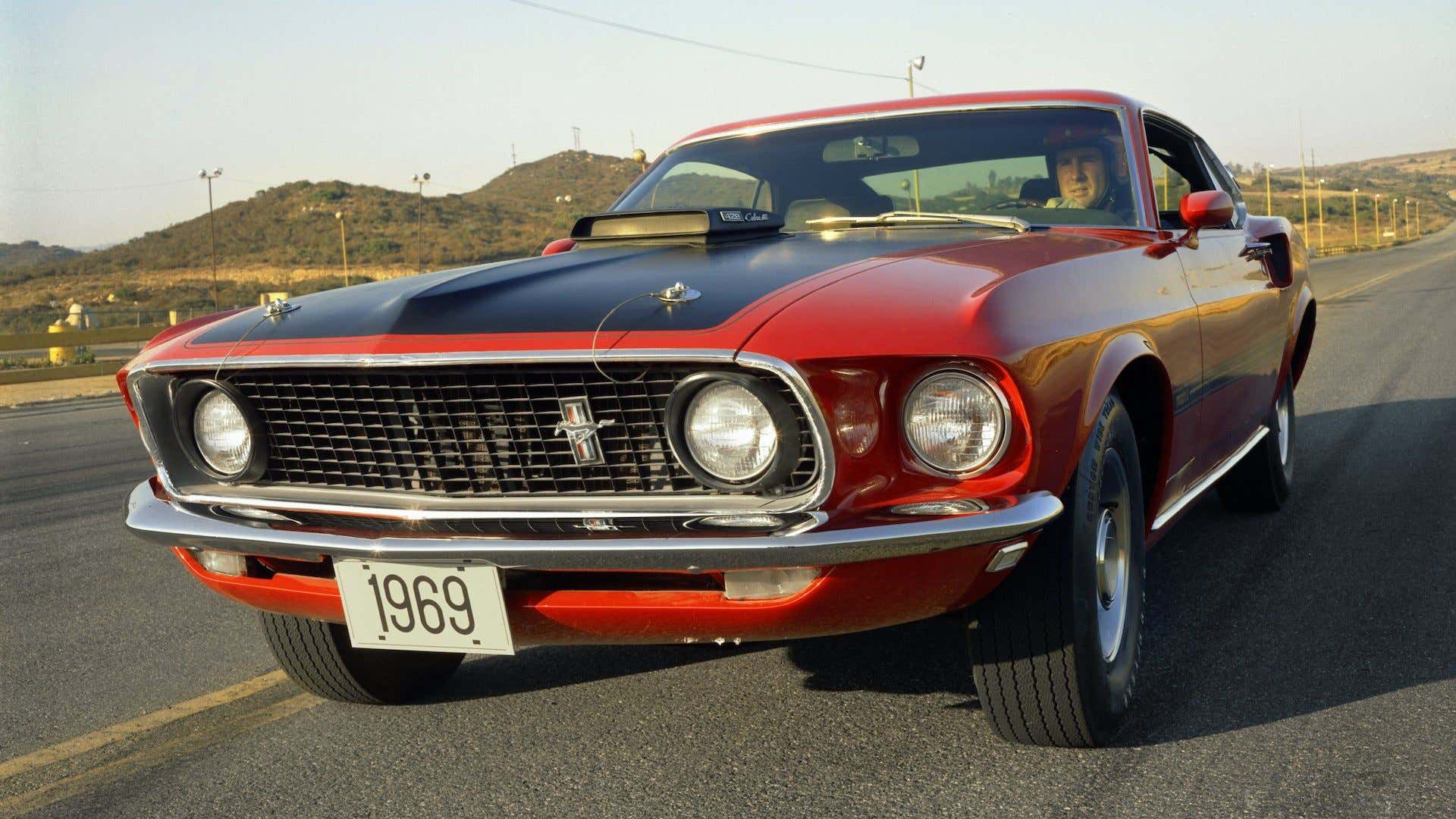 A Mach 1 Mustang. 一辆马赫1野马。
