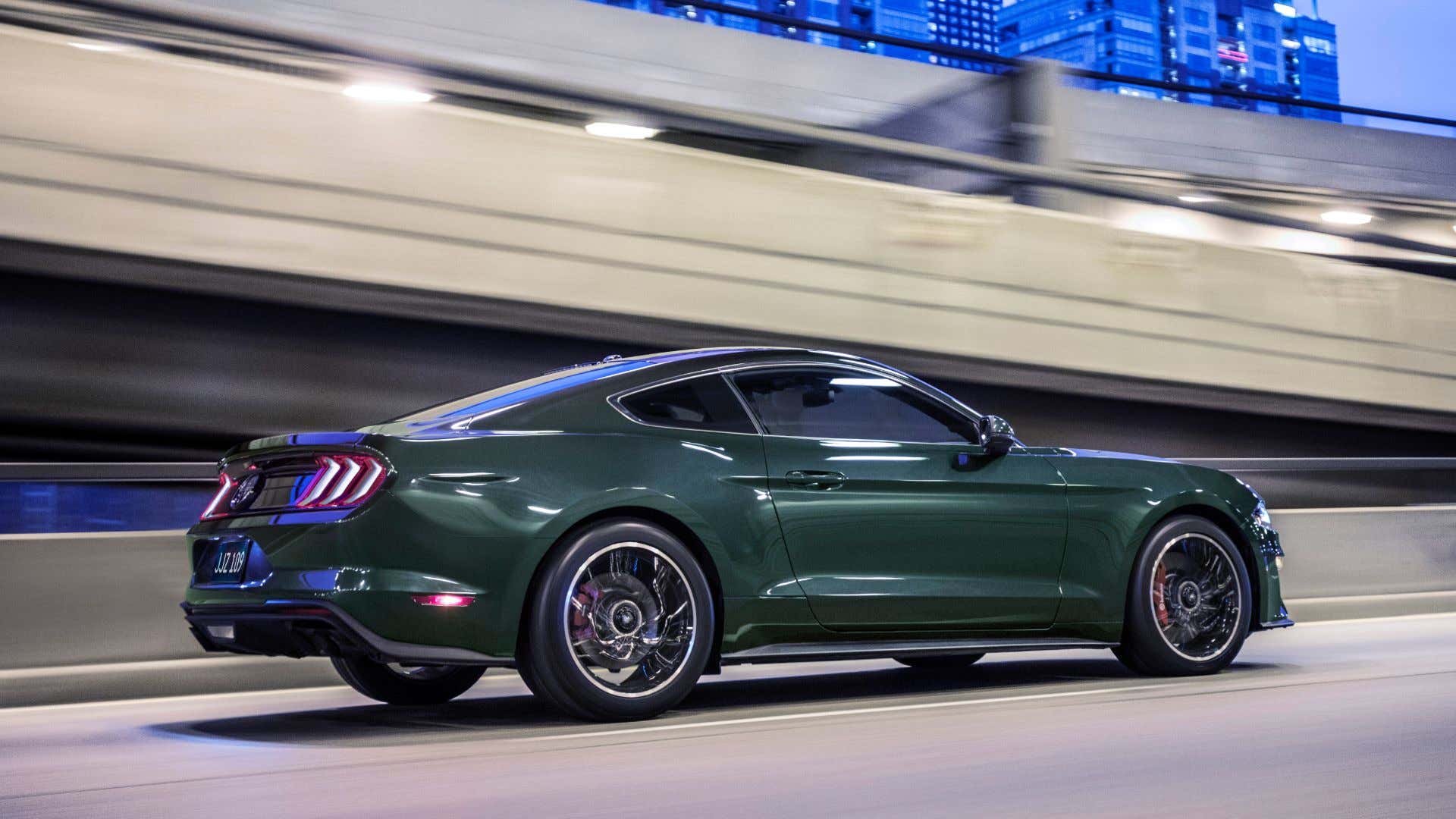 A more modern Bullitt Mustang. 一个更现代的牛头野马。