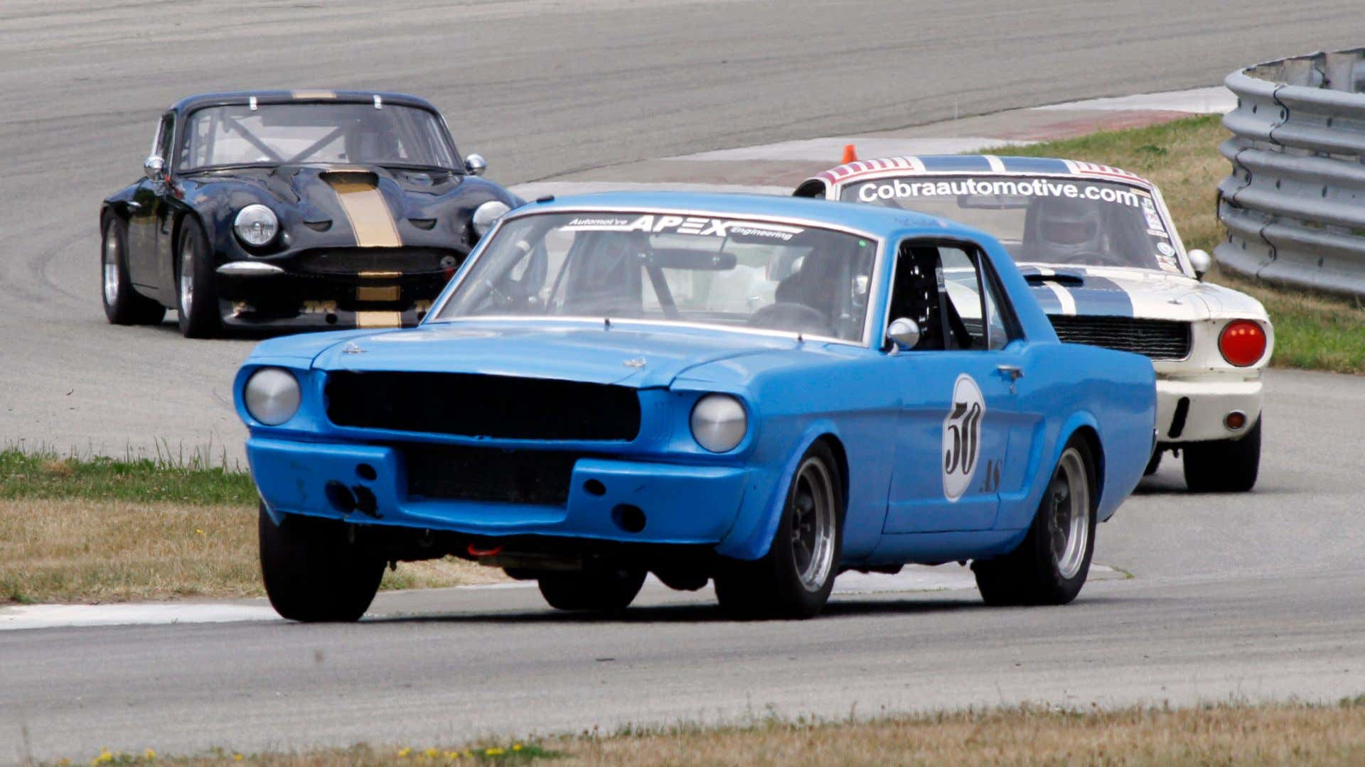 A set of Mustangs on track. 一套在轨道上的野马。