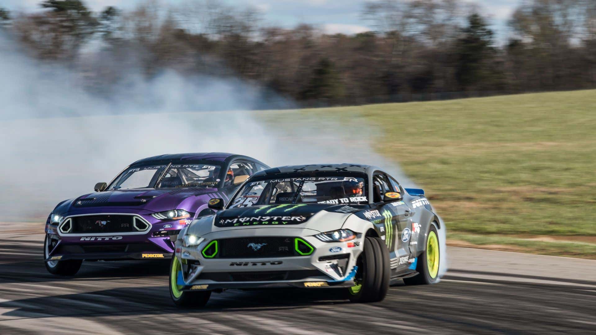 RTR's FD racecars. RTR的FD的跑车。