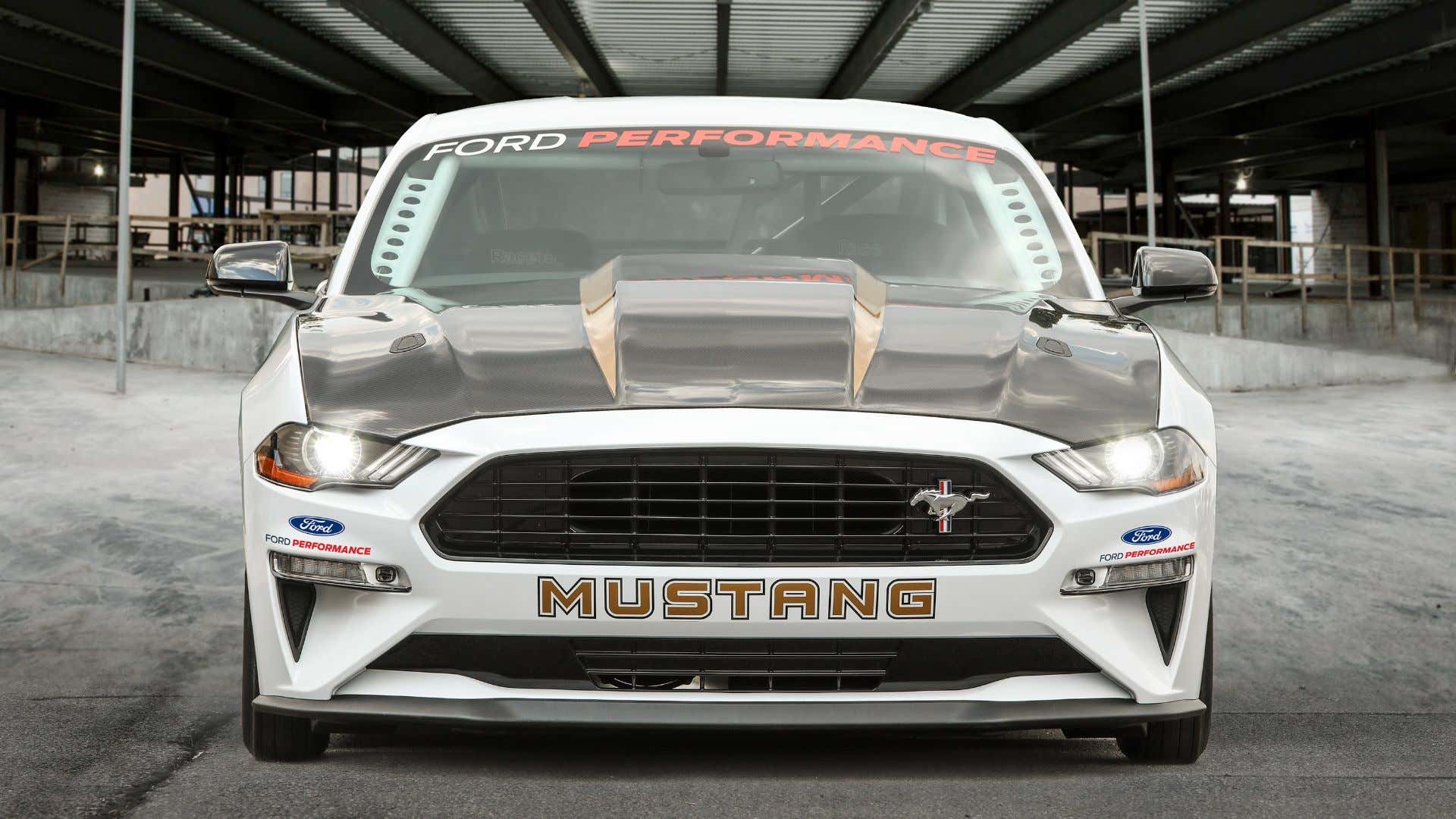 Ford's latest Cobra Jet drag racer. 福特最新的眼镜蛇喷气快艇。