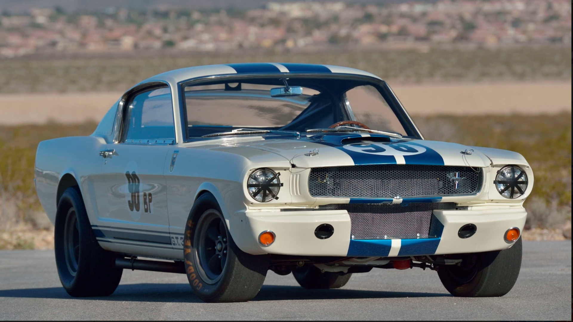 An original GT350R. 一个原始的GT350R。