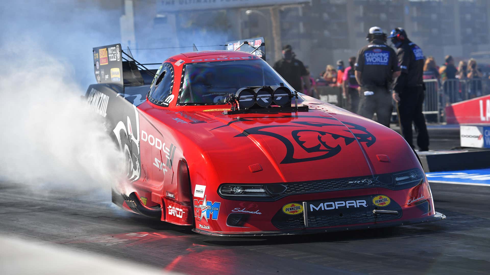 A MOPAR drag racer does a burnout. 摩巴赛车手会筋疲力尽。