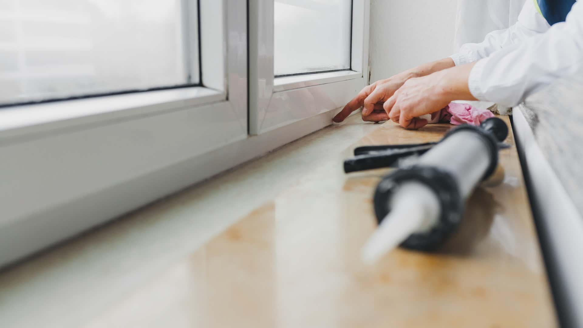 Caulk those cracks. 这些裂缝缝。