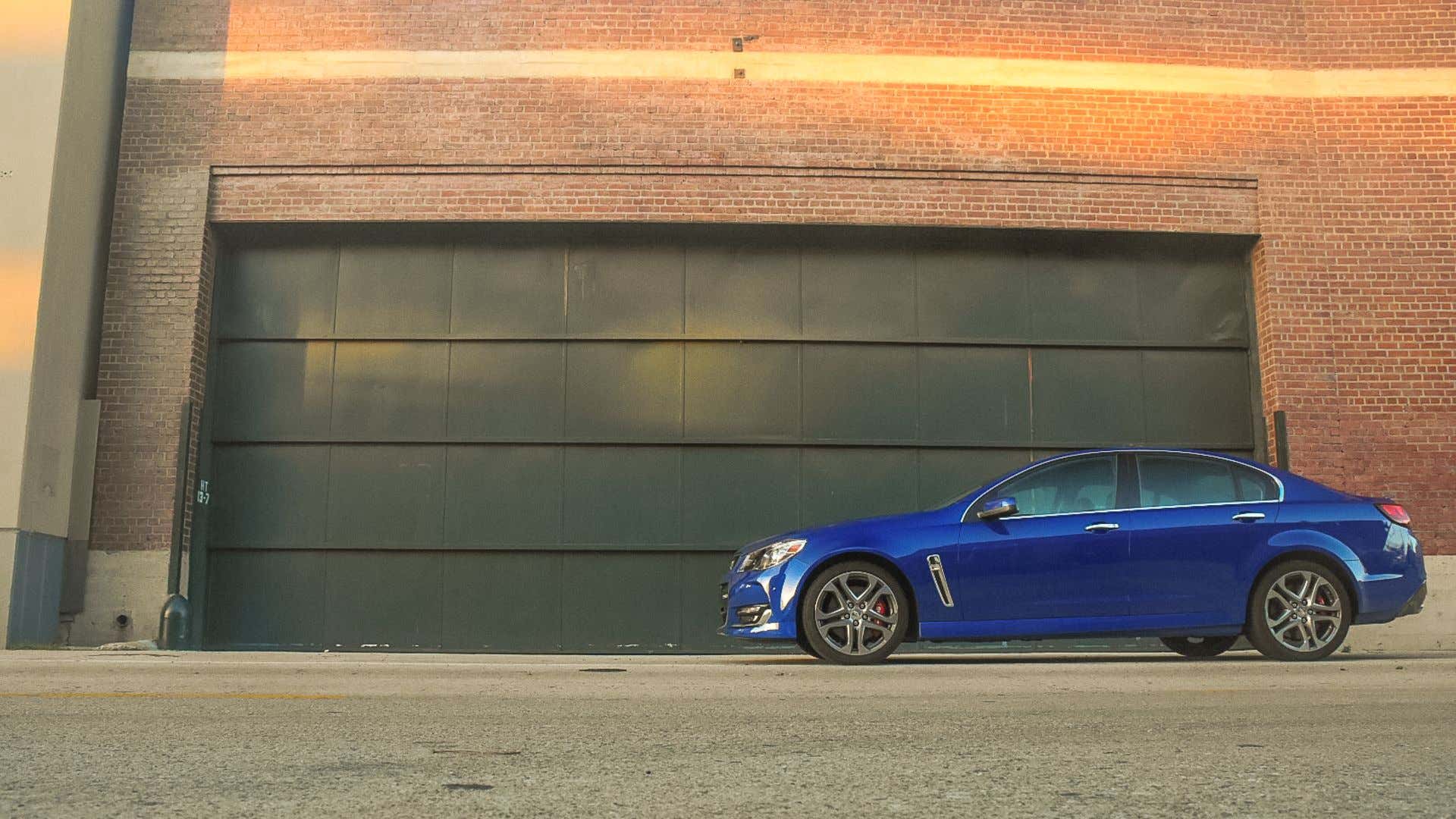 A blue Chevy SS. 一个蓝色的雪佛兰ss。