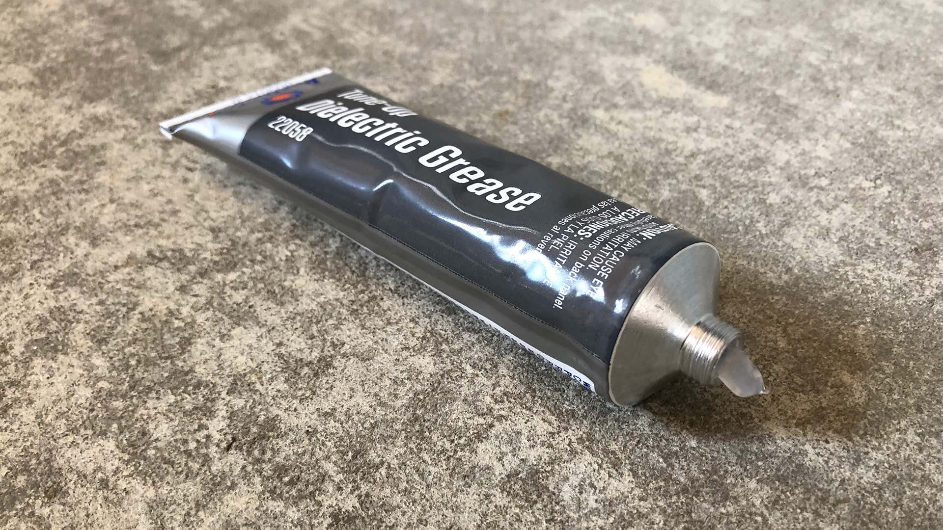 A tube of dielectric grease. 电介质润滑脂管。