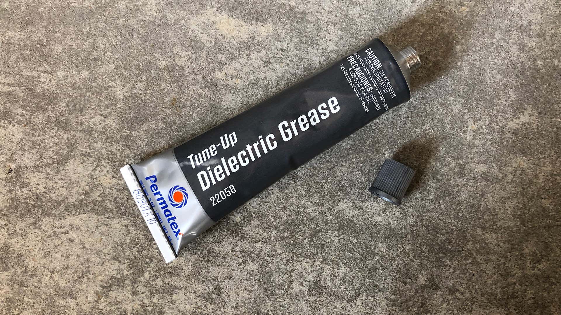 Tune-up dielectric grease on the floor. 调整地板上的电介质润滑脂。