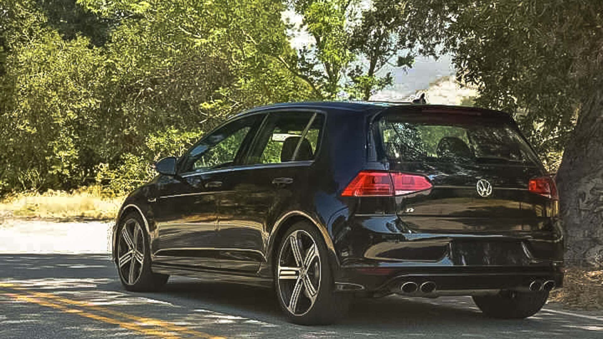 The author's previously leased Golf R. 作者先前租用的高尔夫R。