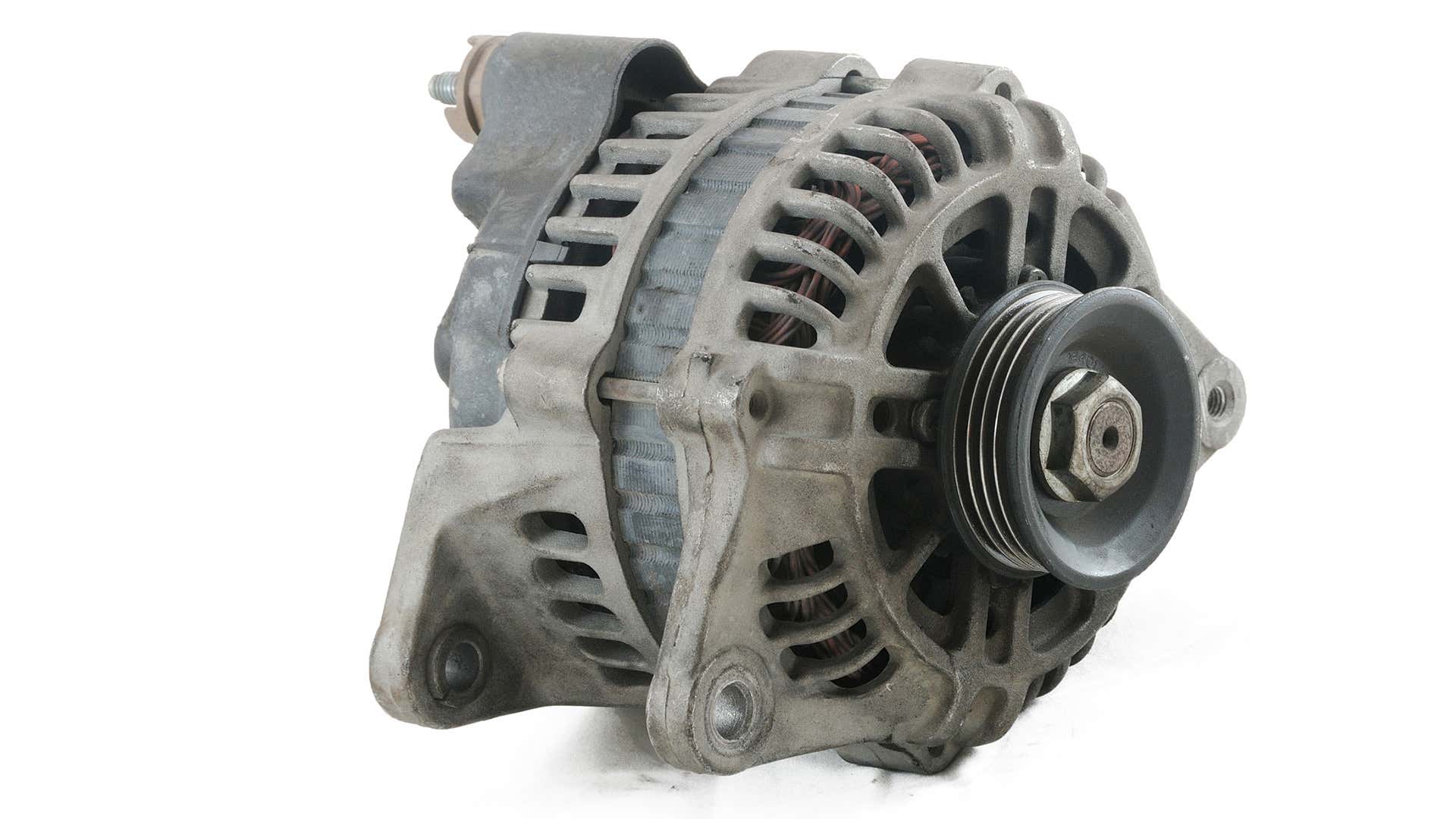 An alternator on a white background. 在白色背景的一个交流发电机。