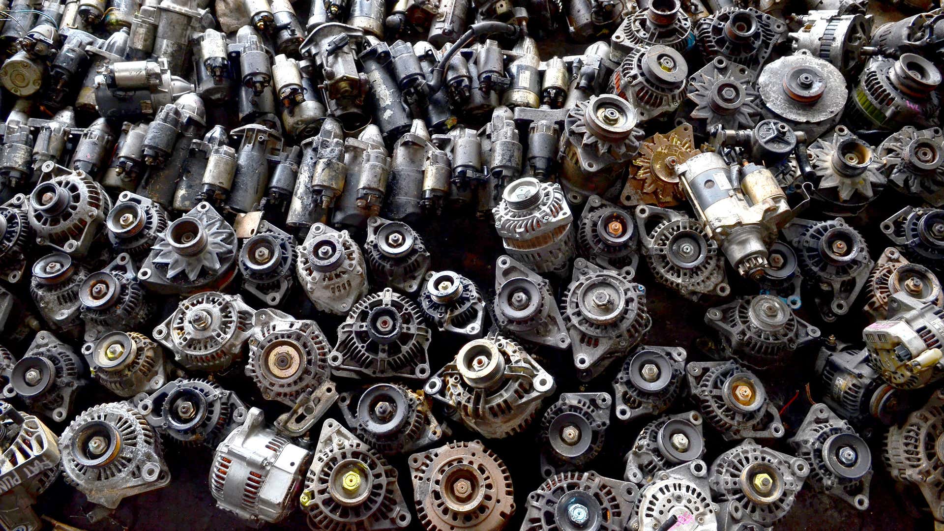 A mess of old alternator scrap. 一团糟的旧交流发电机。