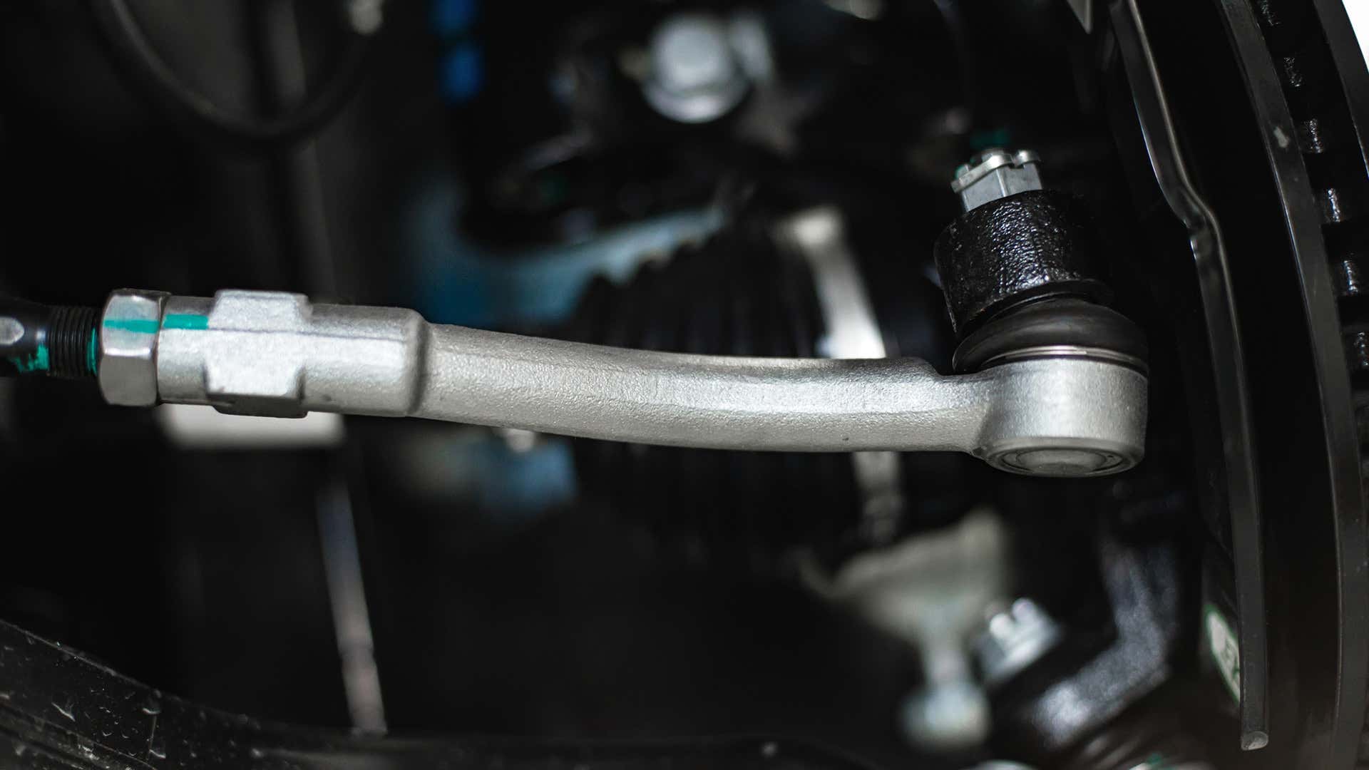 A tie rod end on a car. 一个领带杆在汽车上结束。