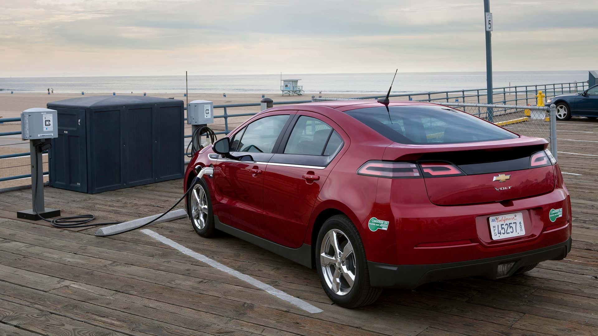 A Chevrolet Volt charging at the beach in California. 一辆雪佛兰伏特在加利福尼亚的海滩上充电。