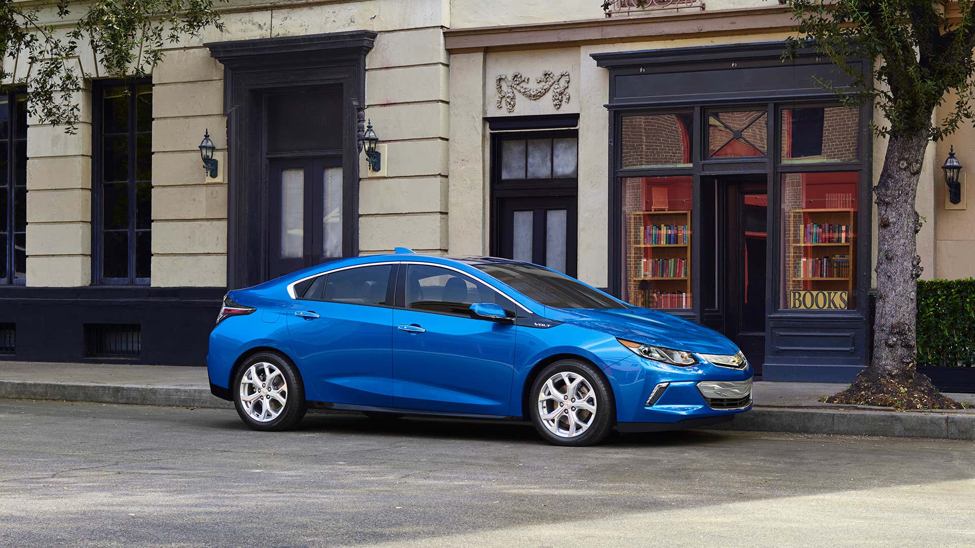 A blue Chevrolet Volt on the street. 街上停着一辆蓝色雪佛兰伏特。