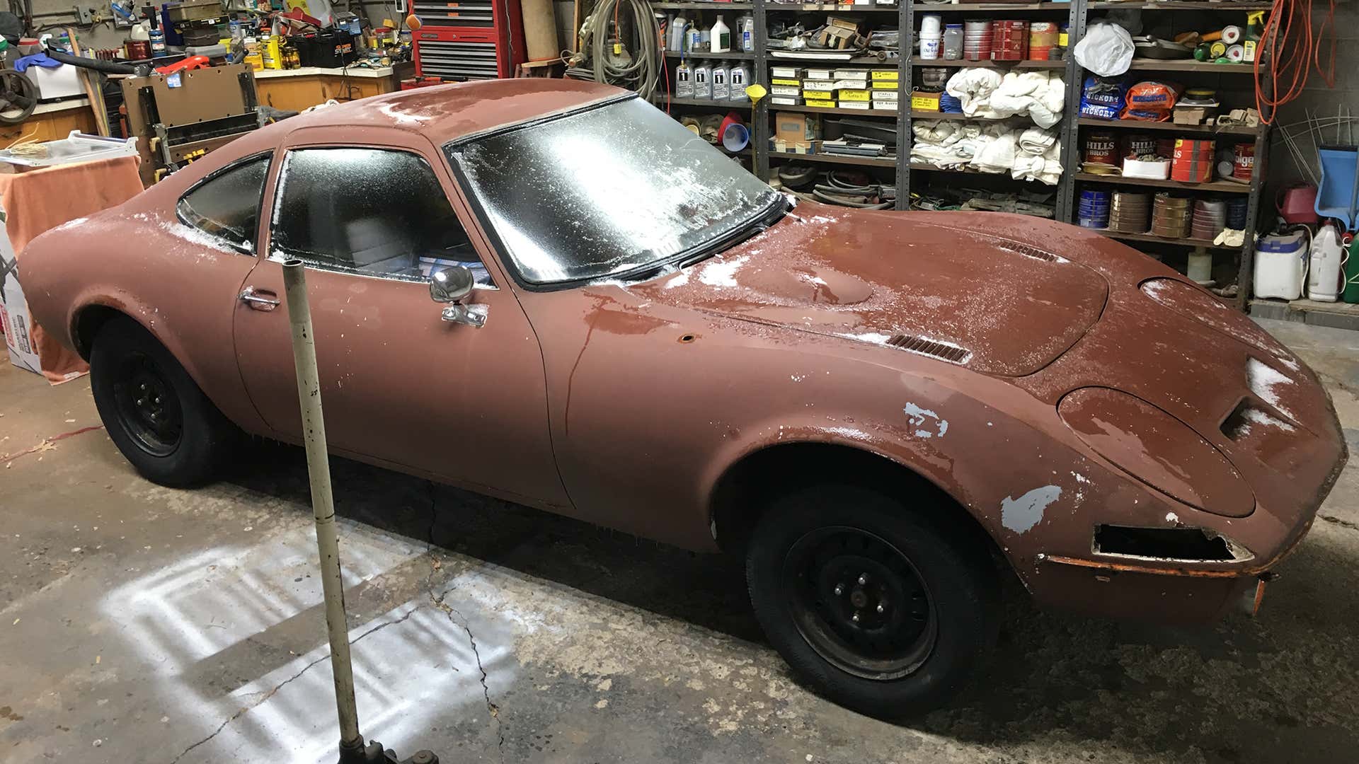 An Opel GT project in a garage. 车库里的欧宝GT项目。
